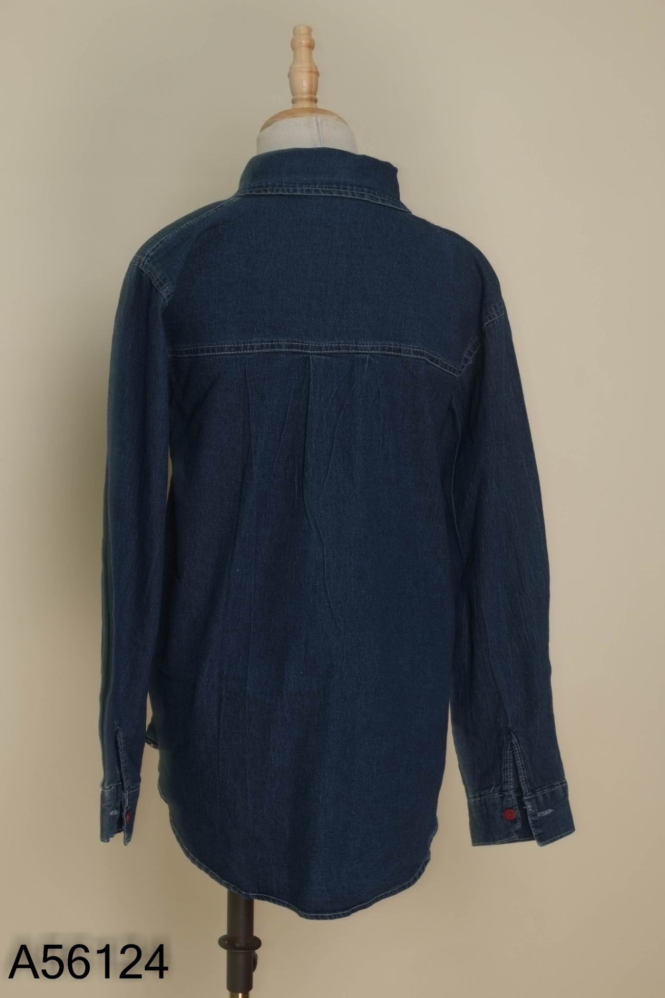 Áo sơ mi jeans xanh thêu hình