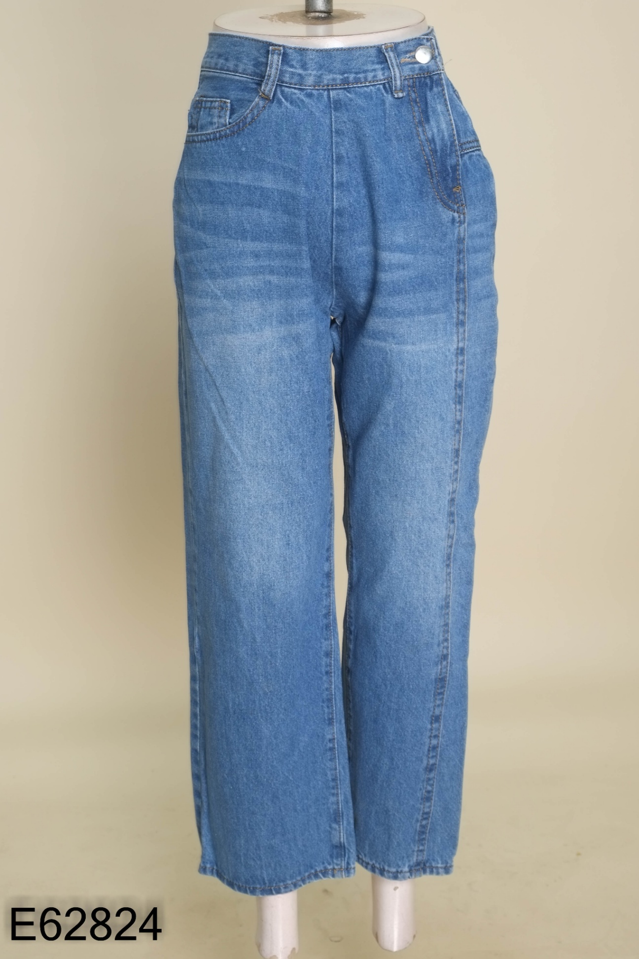 Quần jeans xanh ống rộng