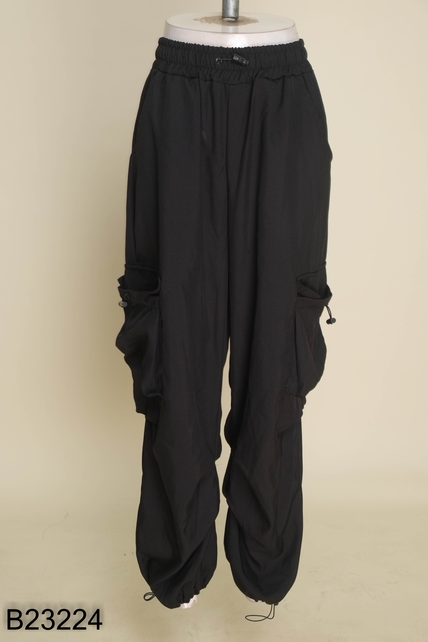 Quần jogger đen túi hộp