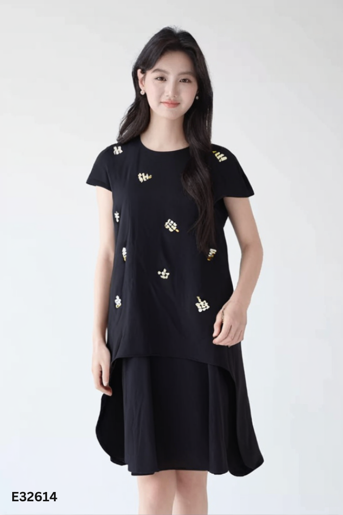 Váy đen suông đính hạt