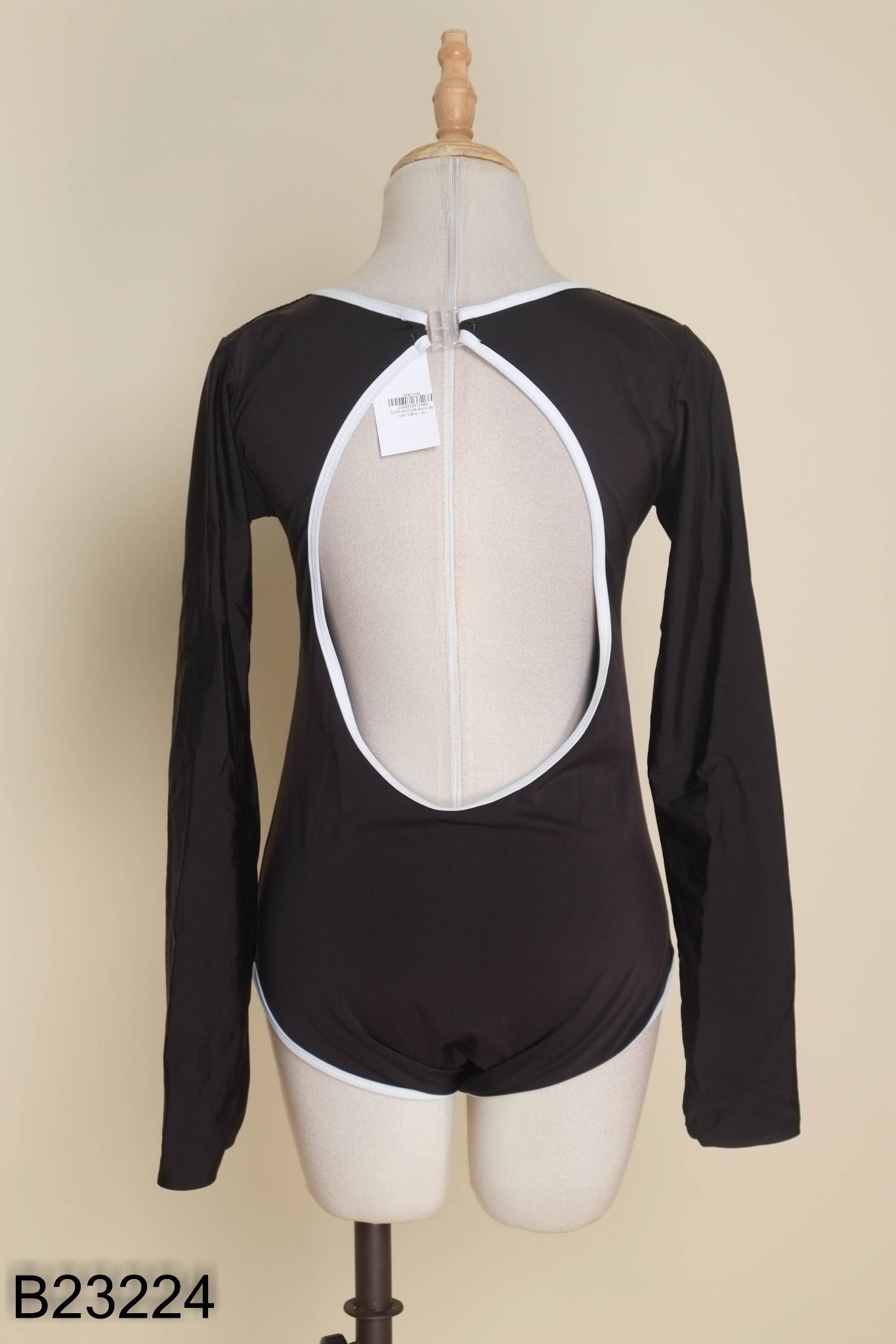 Bikini đen viền trắng