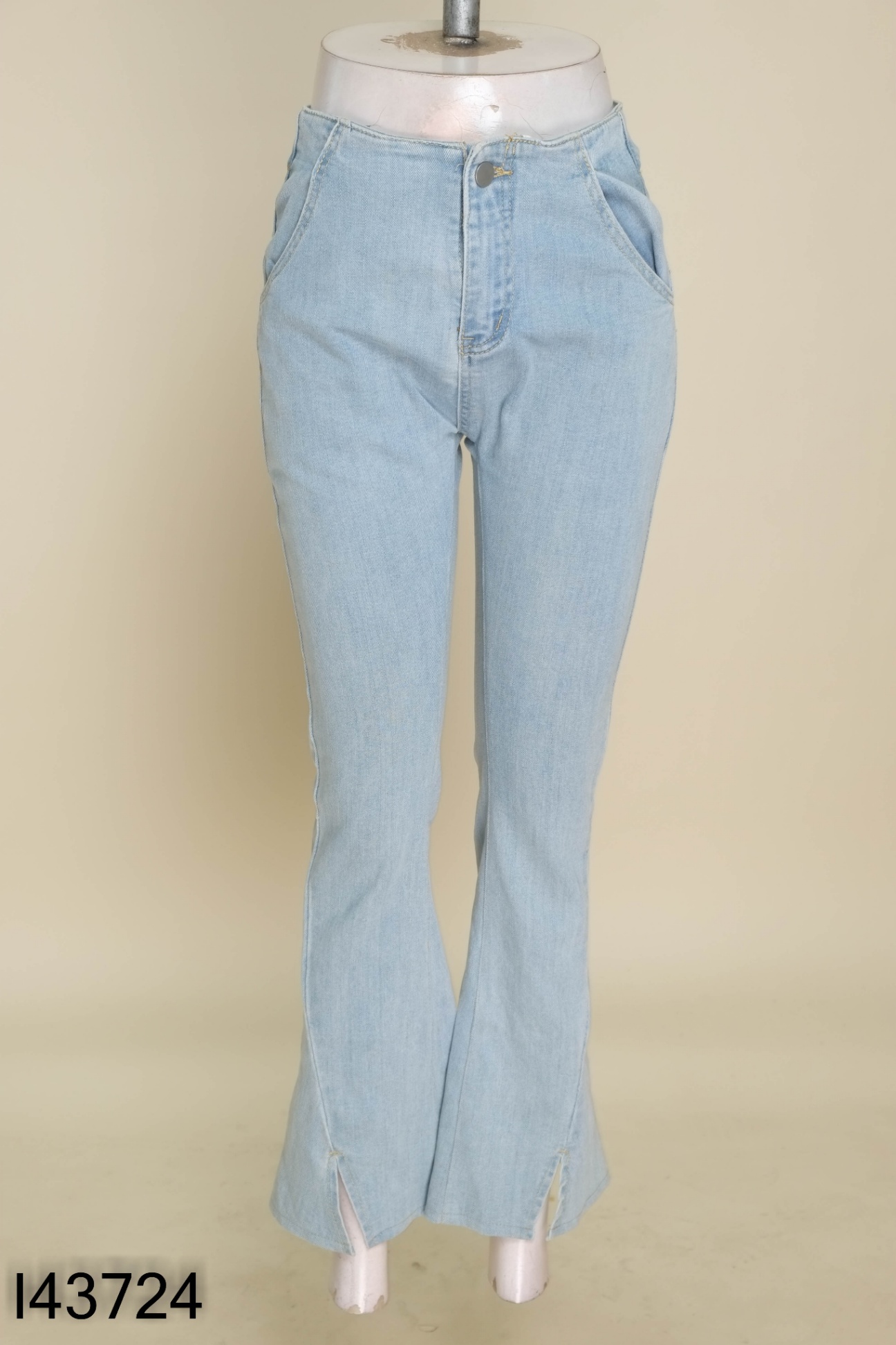 Quần jeans xanh nhạt dáng loe