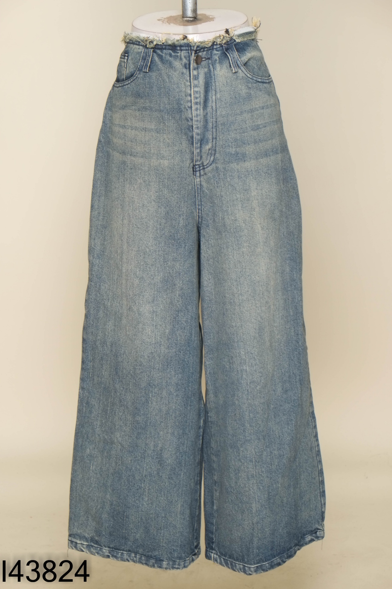 Quần jeans xanh ống rộng