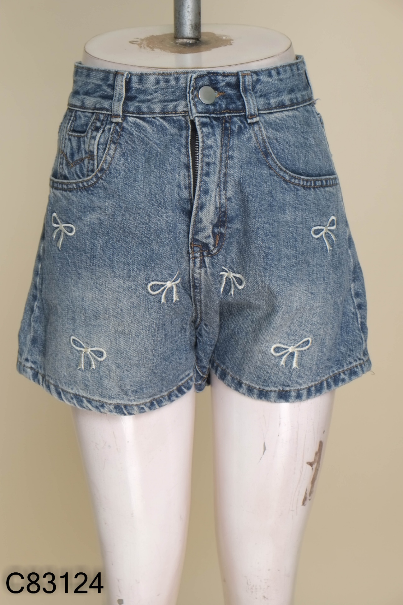 Quần shorts jeans xanh thêu nơ