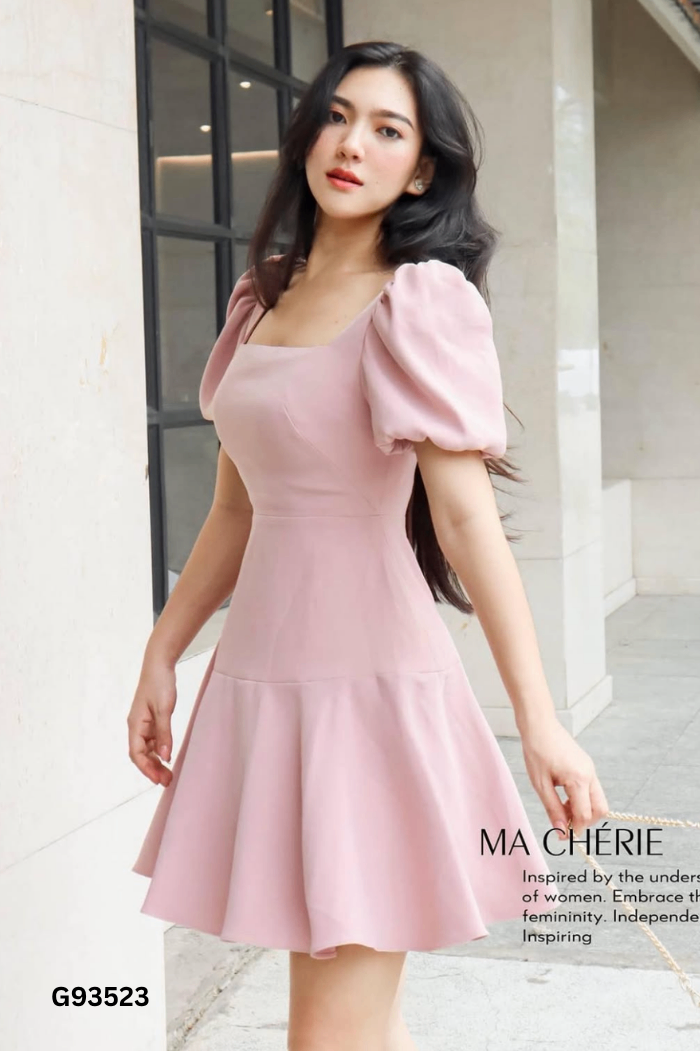 Váy hồng cổ vuông tay phồng