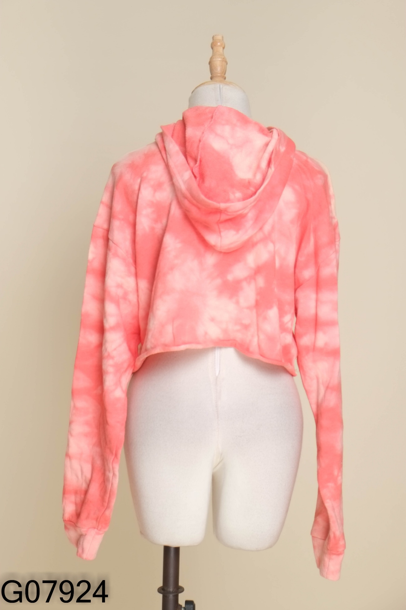 Áo croptop hồng be phối mũ