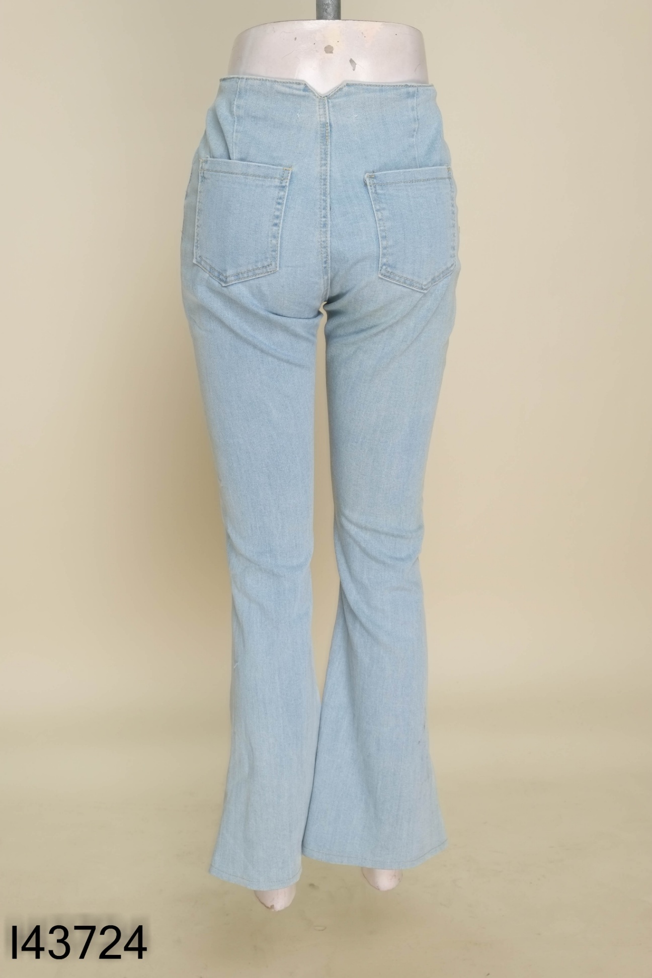 Quần jeans xanh nhạt dáng loe