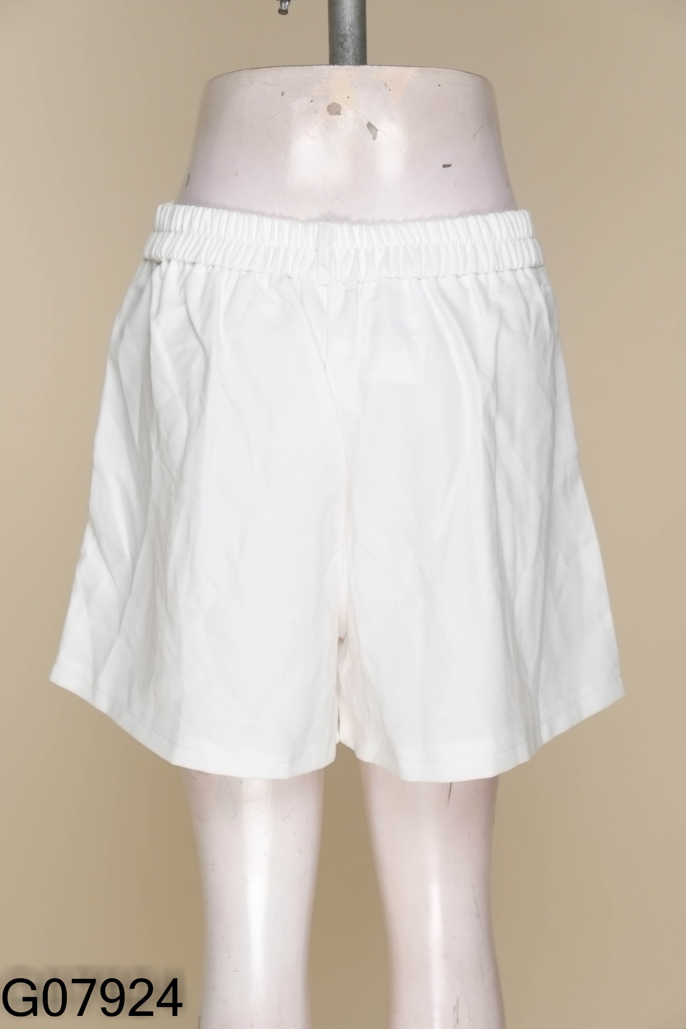NEWTAG Quần short trắng trơn