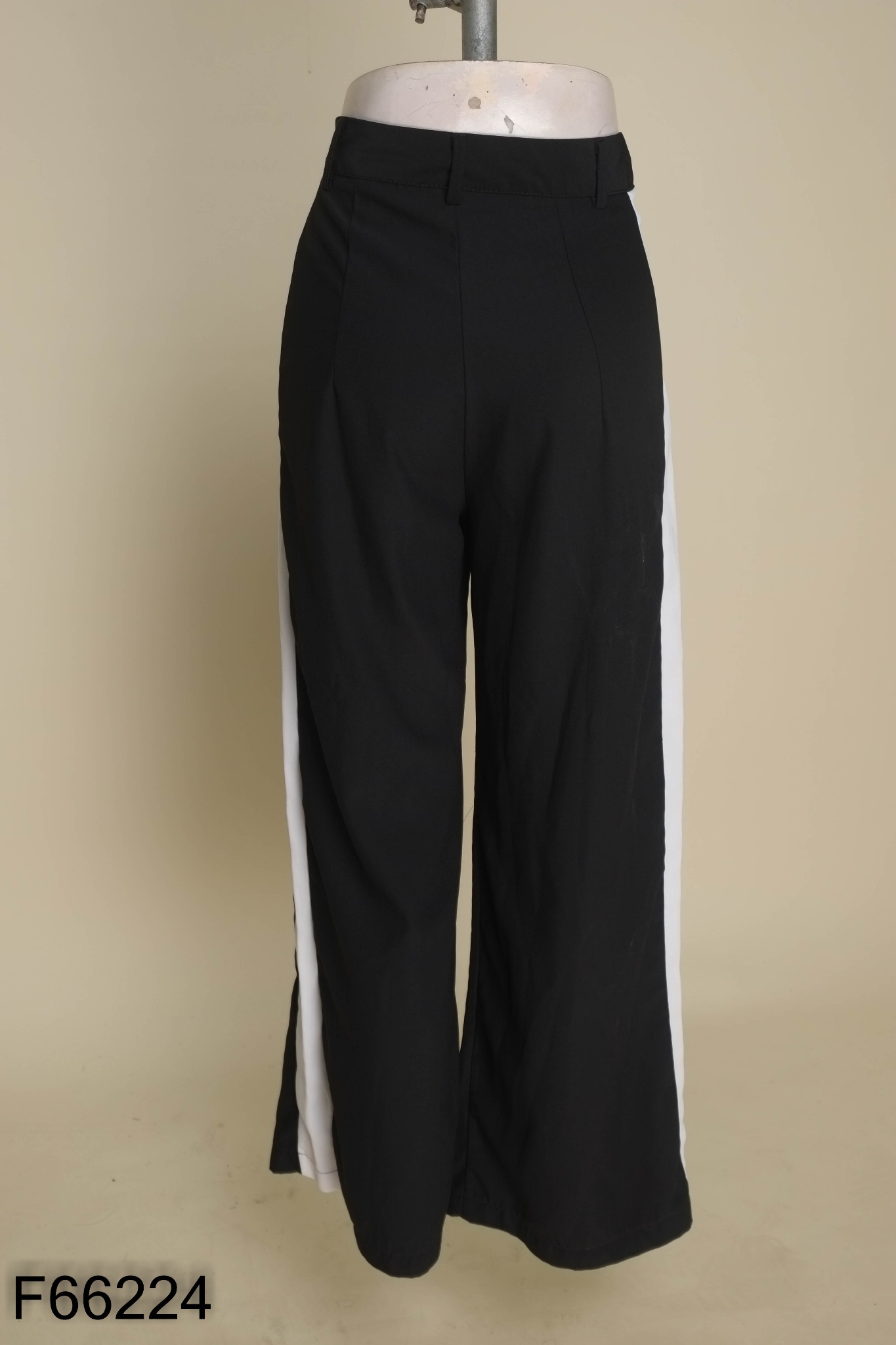 Quần culottes đen sọc trắng