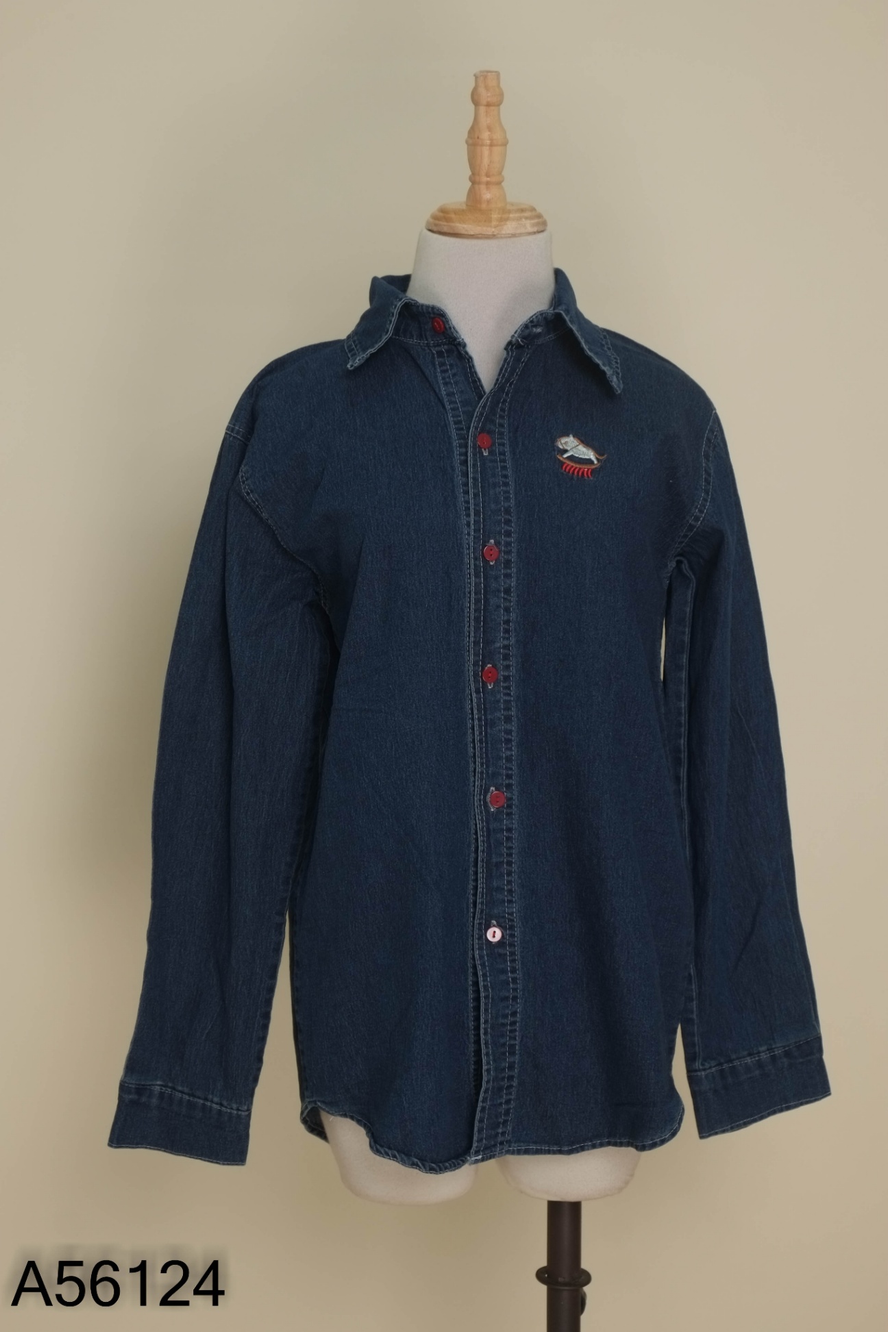 Áo sơ mi jeans xanh thêu hình