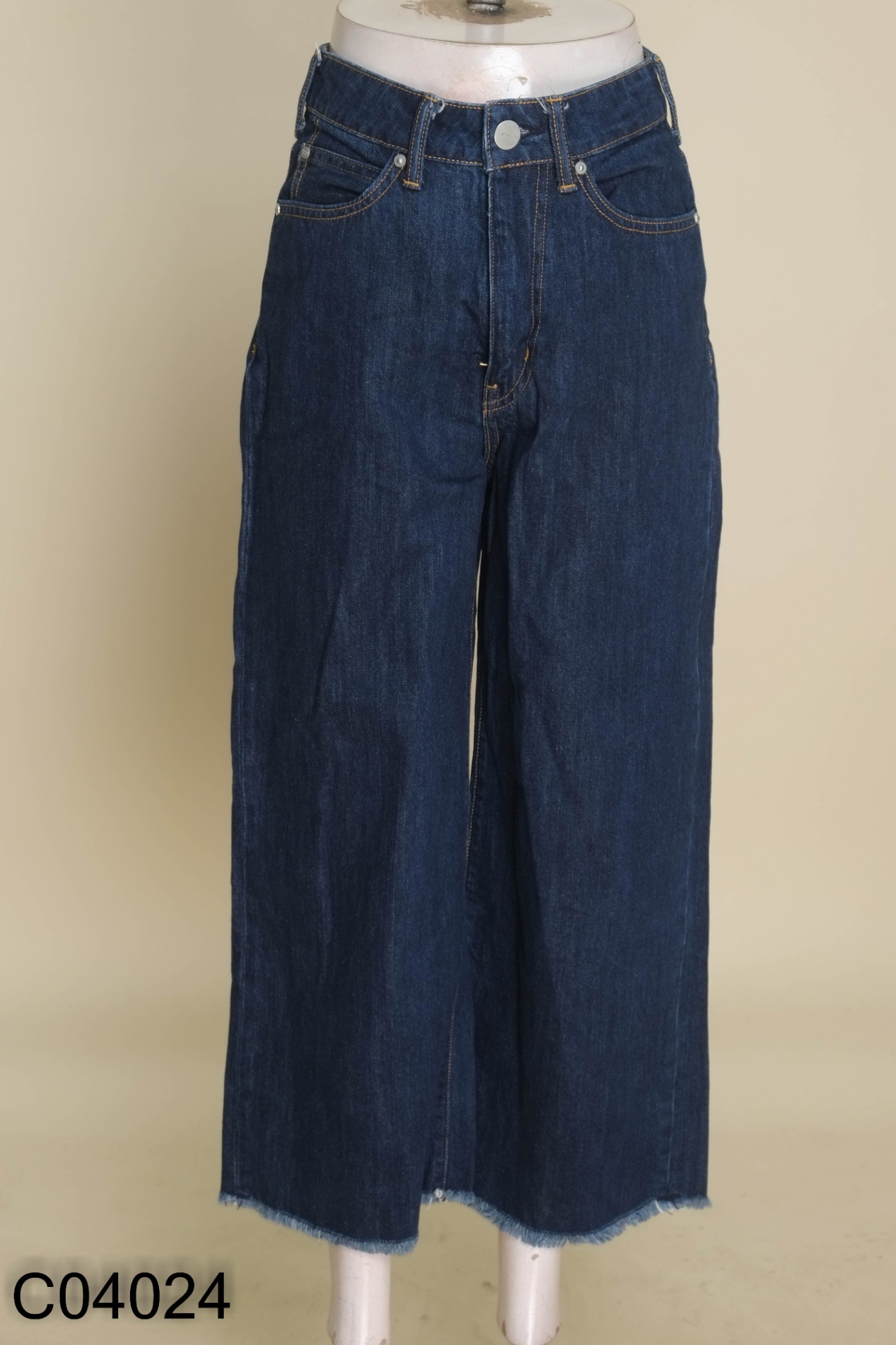 Quần jeans xanh đậm gấu tua rua