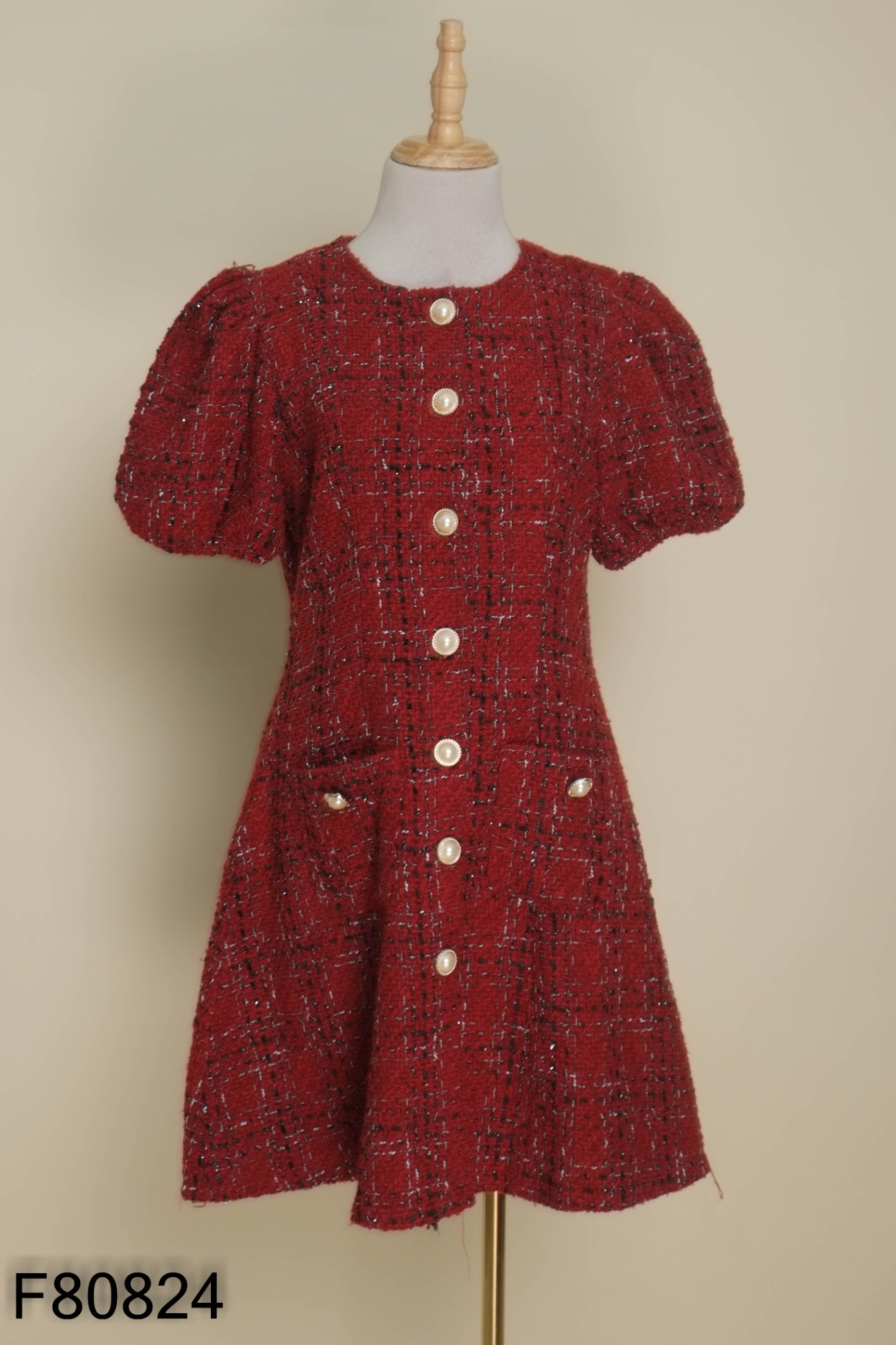 Váy dạ tweed đỏ cúc ngọc