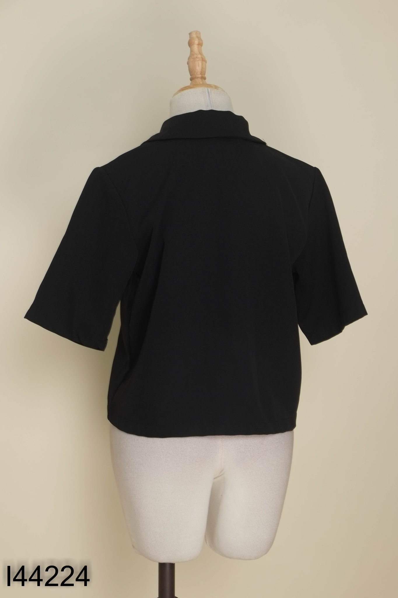 Áo cổ vest đen croptop