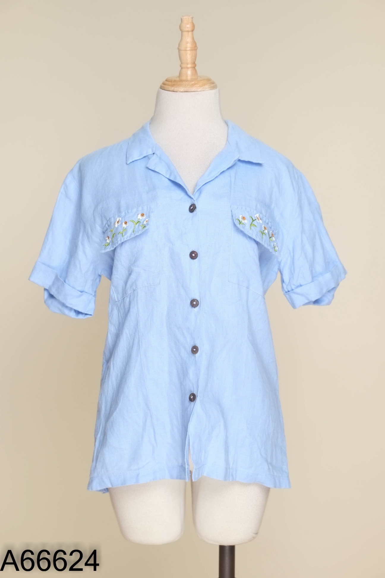 Áo linen xanh thêu hoa