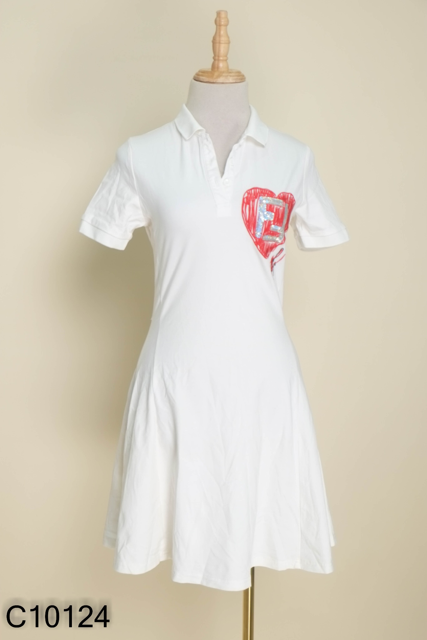 Váy cổ polo trắng hình tim