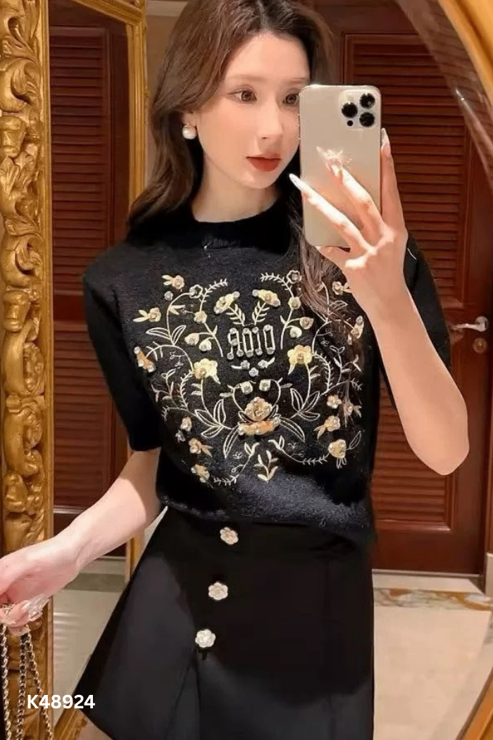 Áo đen thêu hoa be đính đá