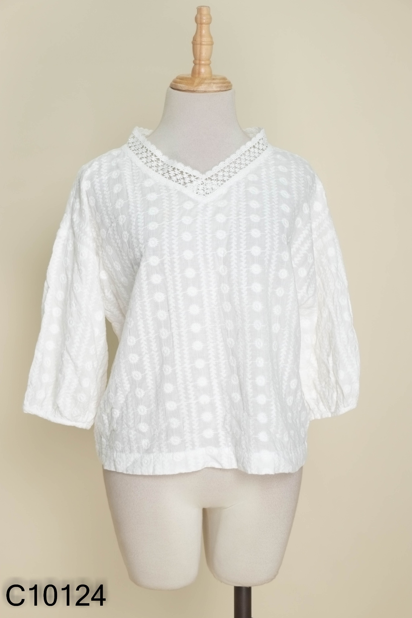 Áo LÁ IN HOA trắng cổ ren