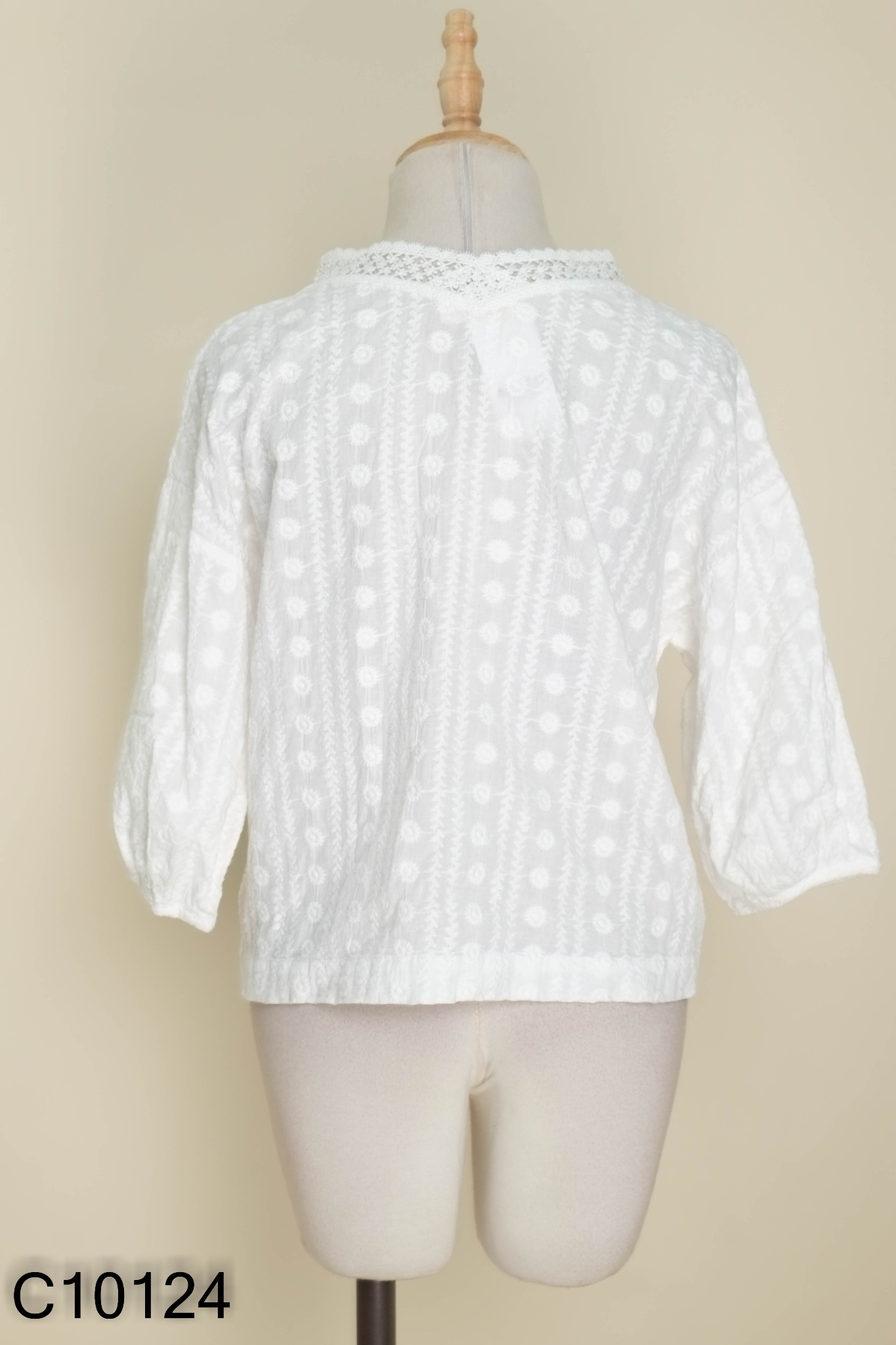 Áo LÁ IN HOA trắng cổ ren