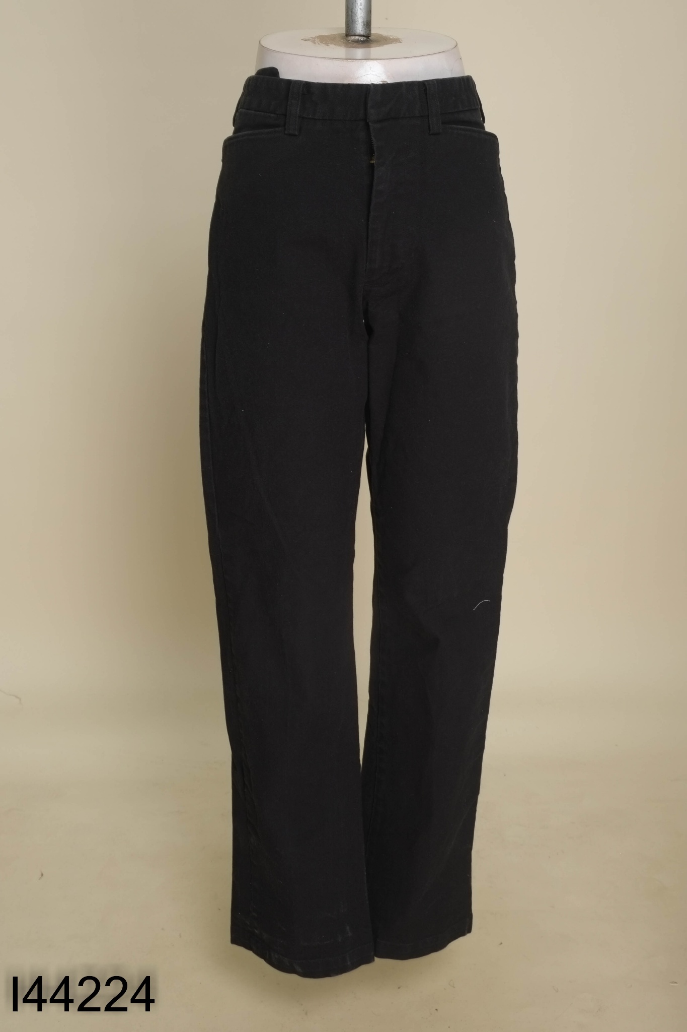 Quần jeans đen suông