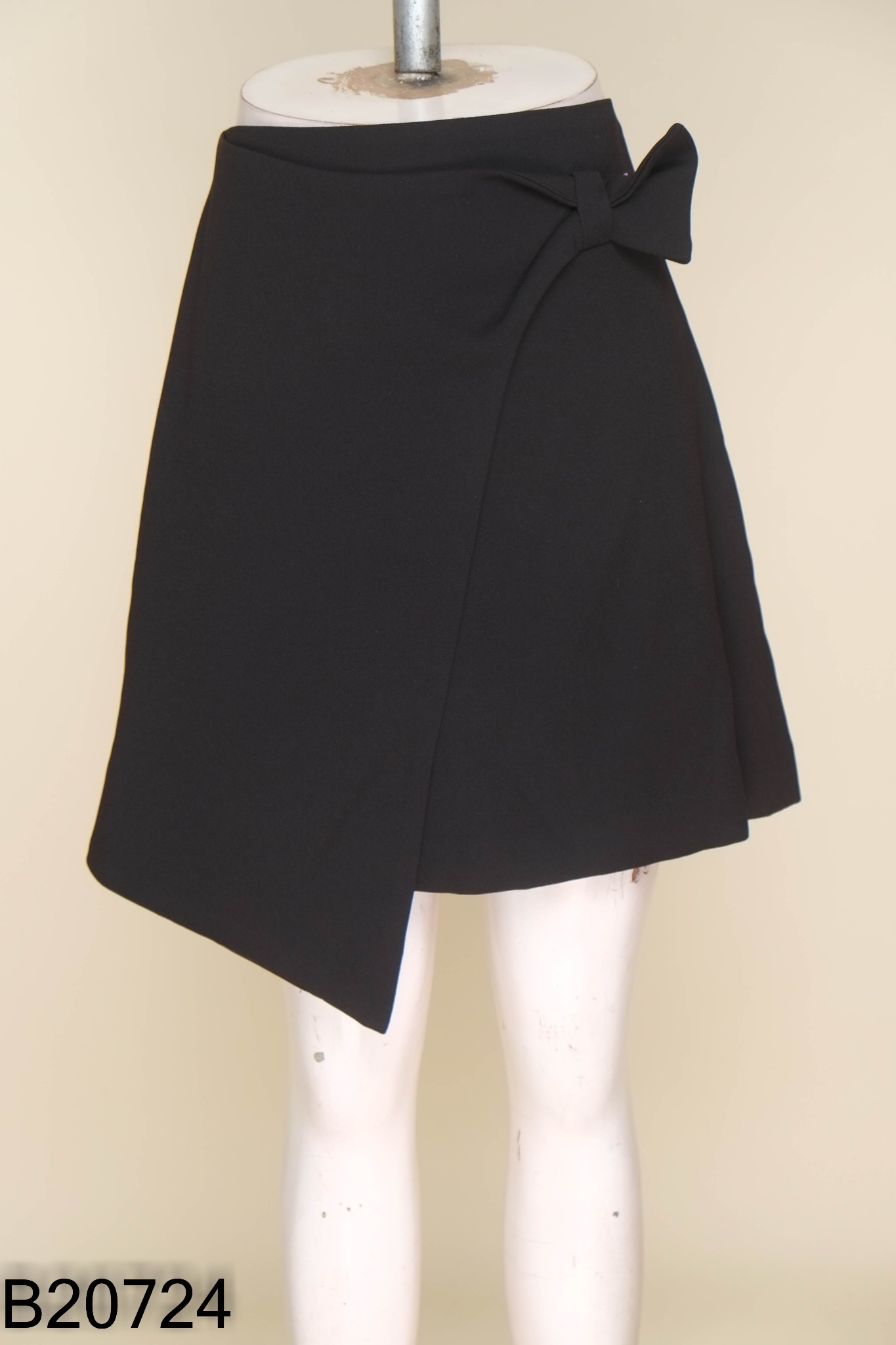 Chân váy đen IVY MODA phối vạt