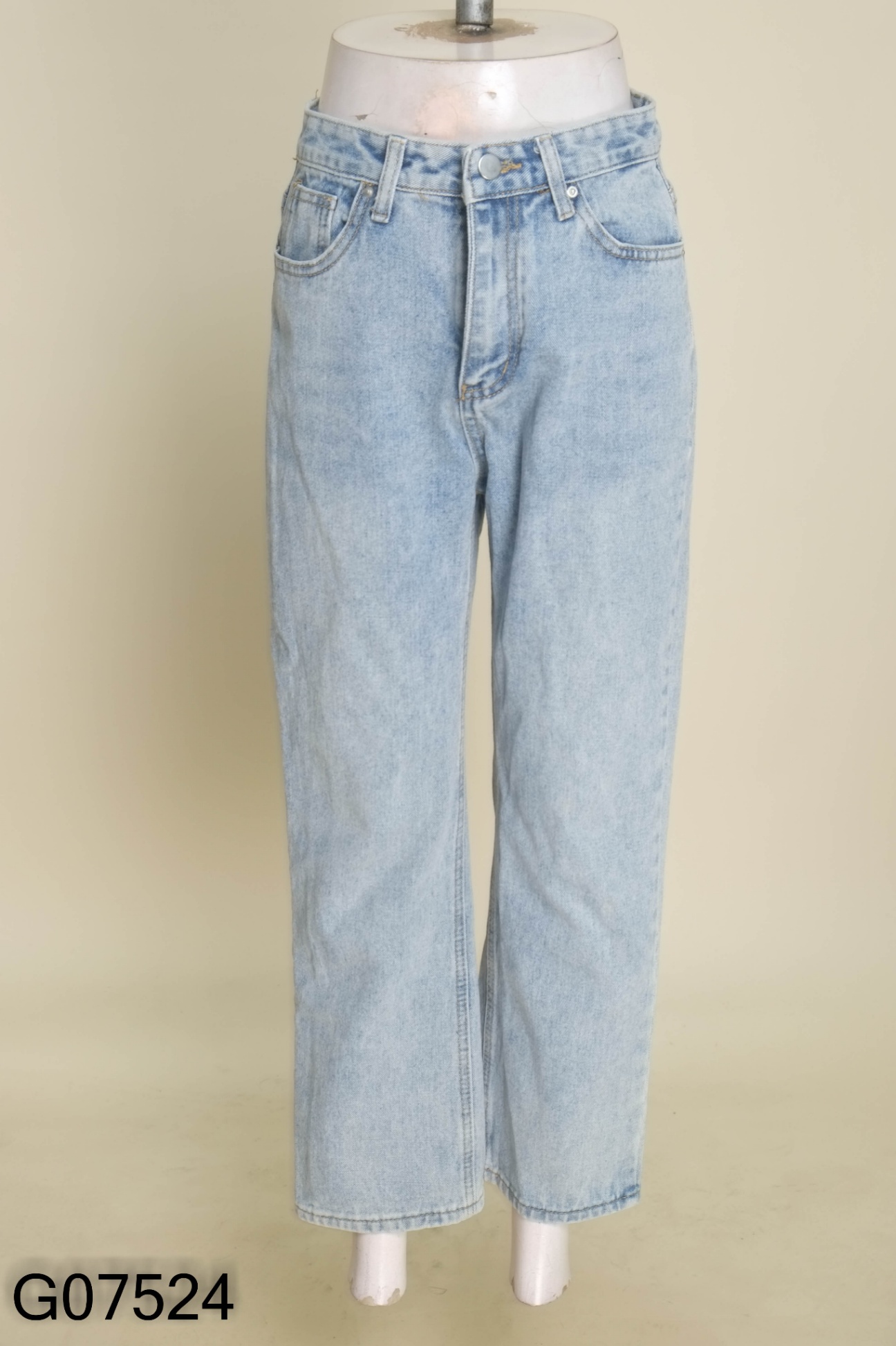 Quần jeans xanh nhạt suông