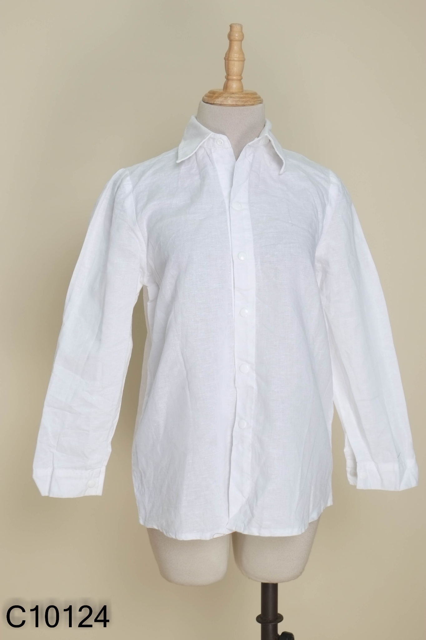 Áo sơ mi linen trắng bấm cúc