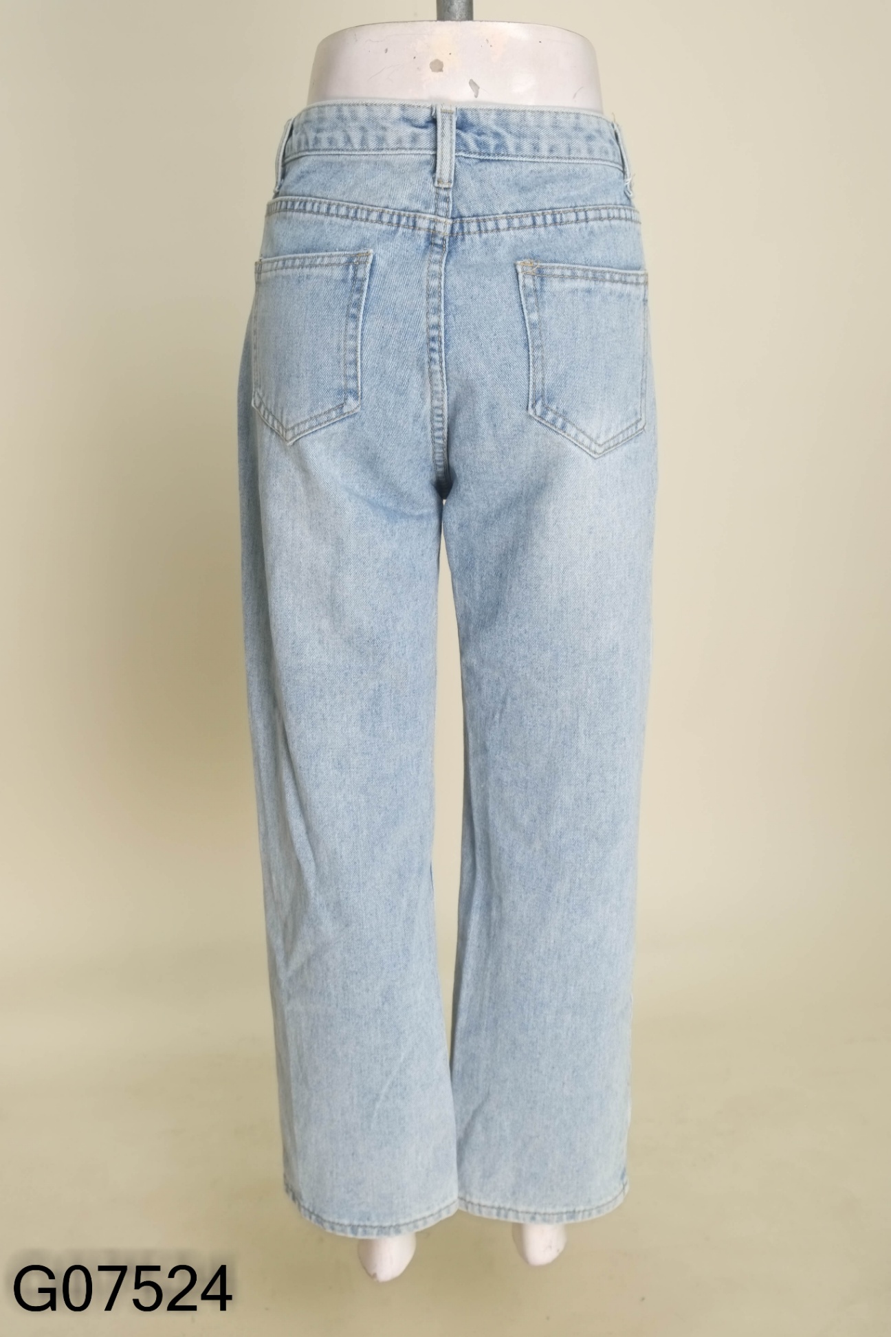 Quần jeans xanh nhạt suông