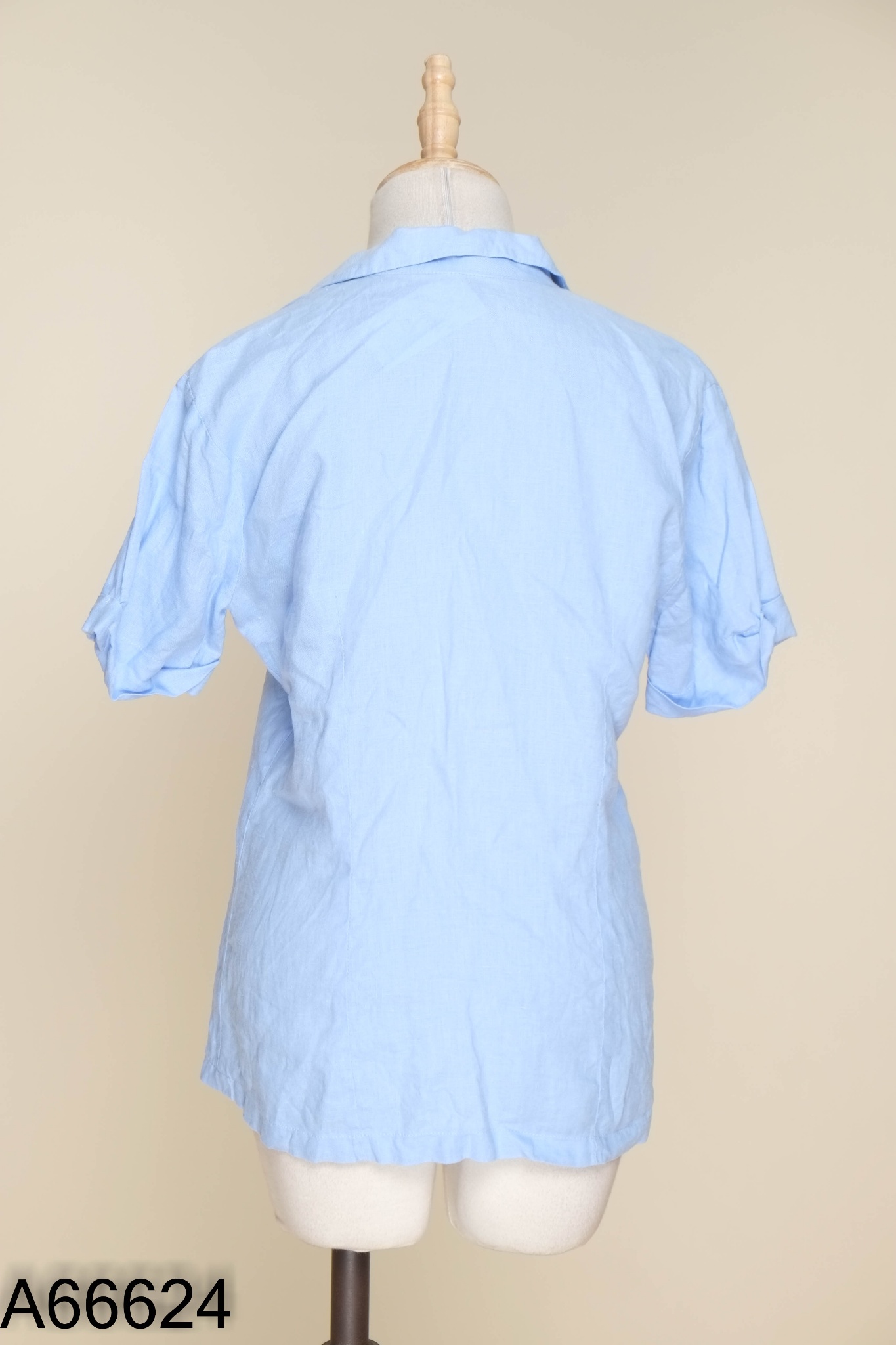 Áo linen xanh thêu hoa