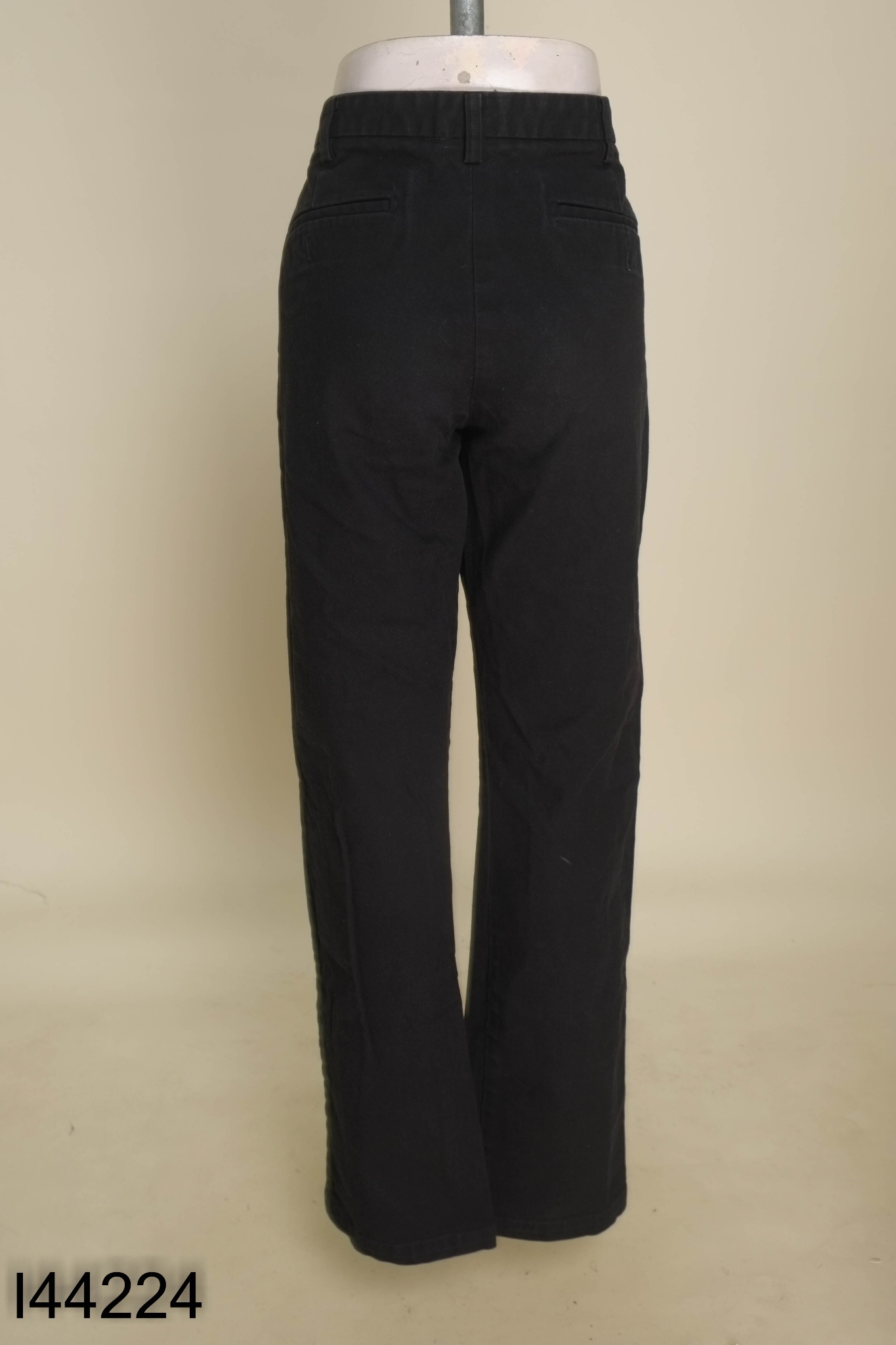 Quần jeans đen suông