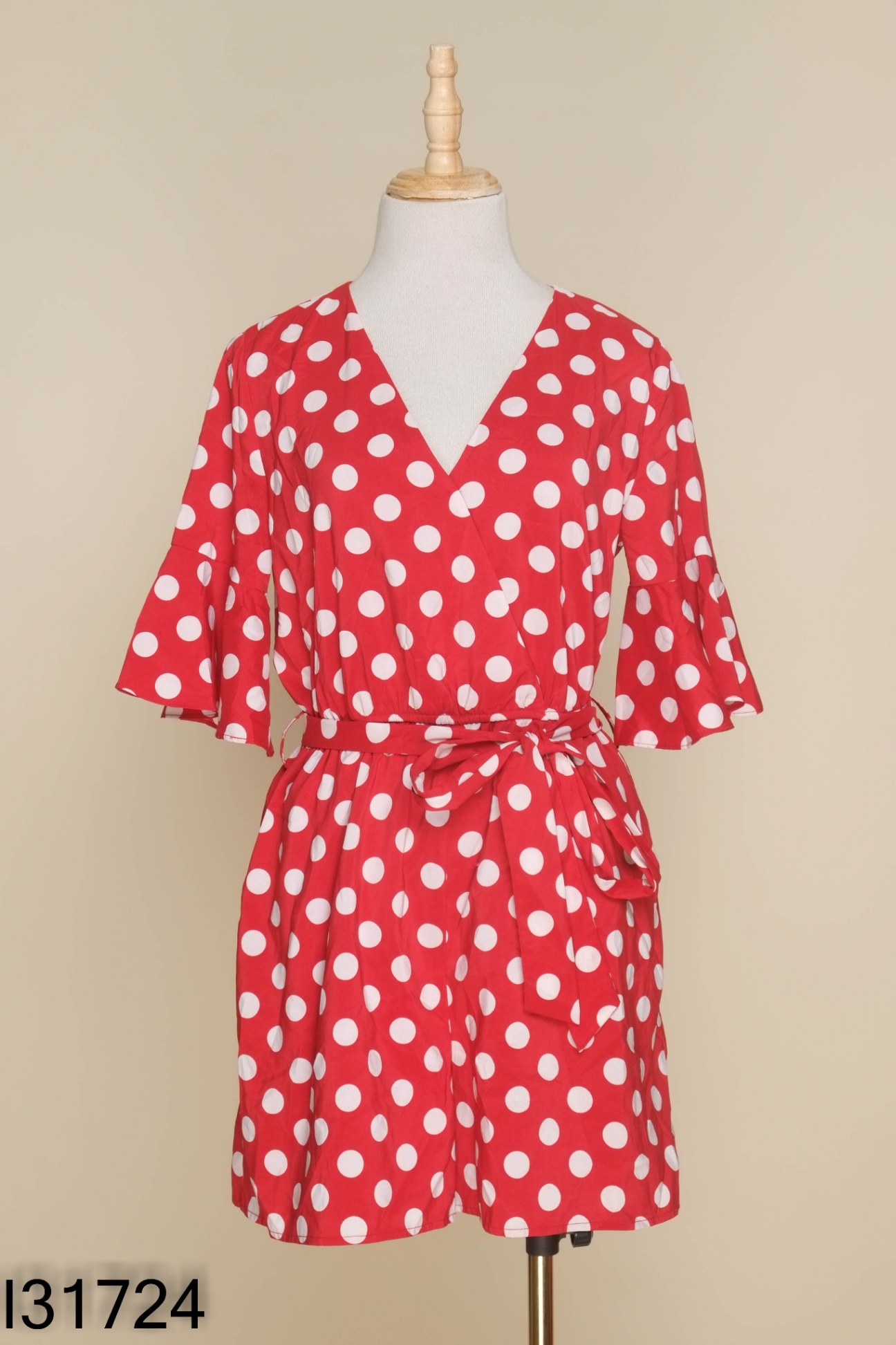 Jumpsuit đỏ chấm trắng