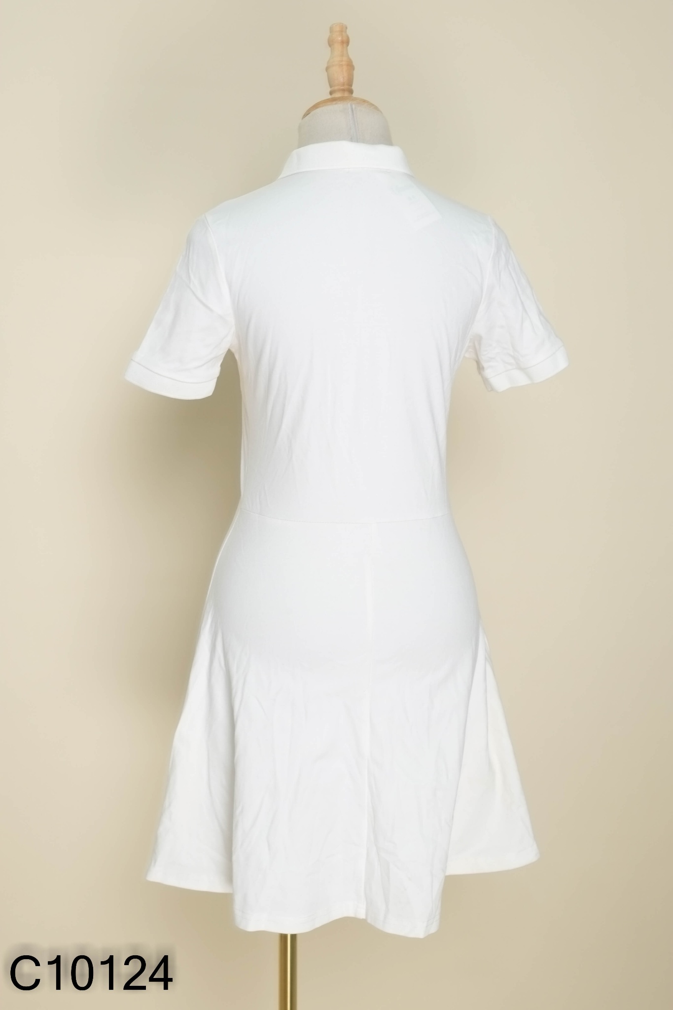 Váy cổ polo trắng hình tim