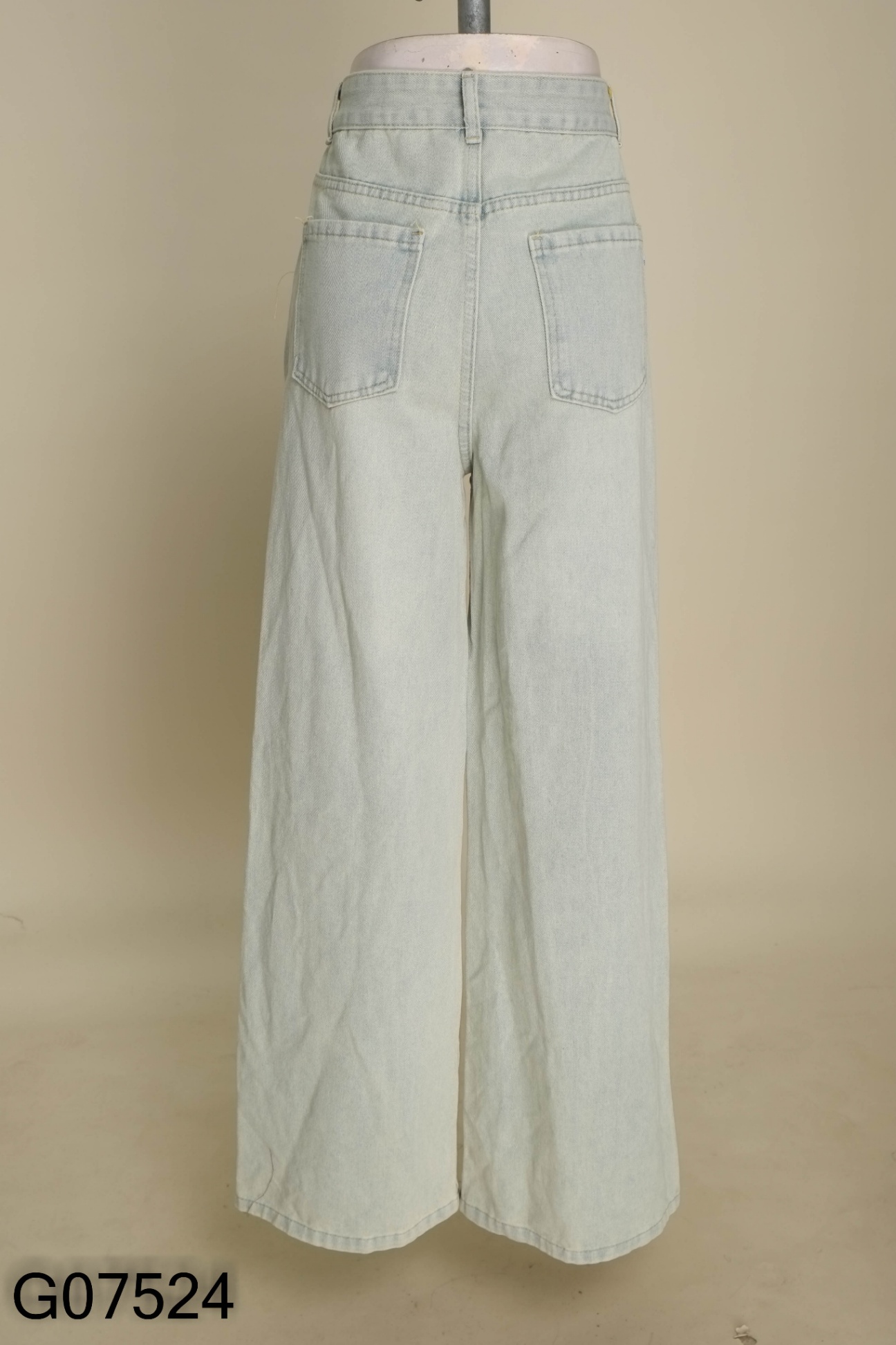 Quần jeans xanh ống rộng