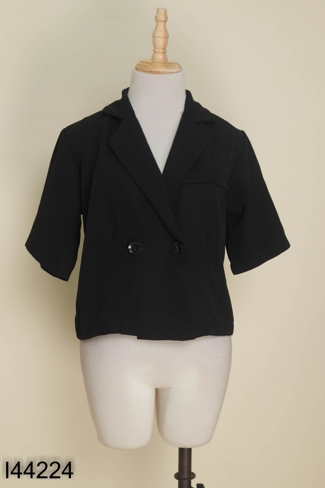 Áo cổ vest đen croptop