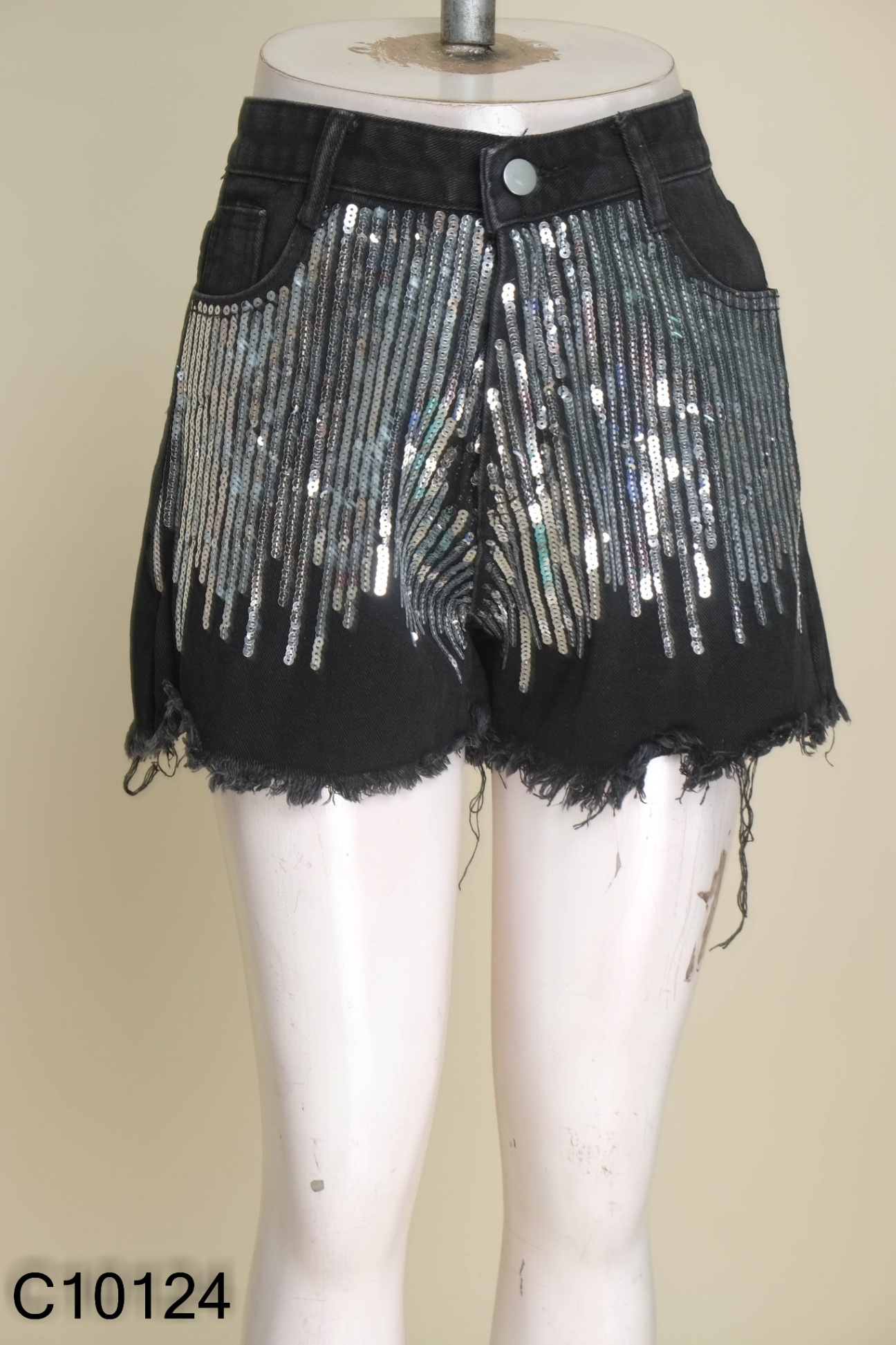 Quần shorts xám đen đính cườm bạc