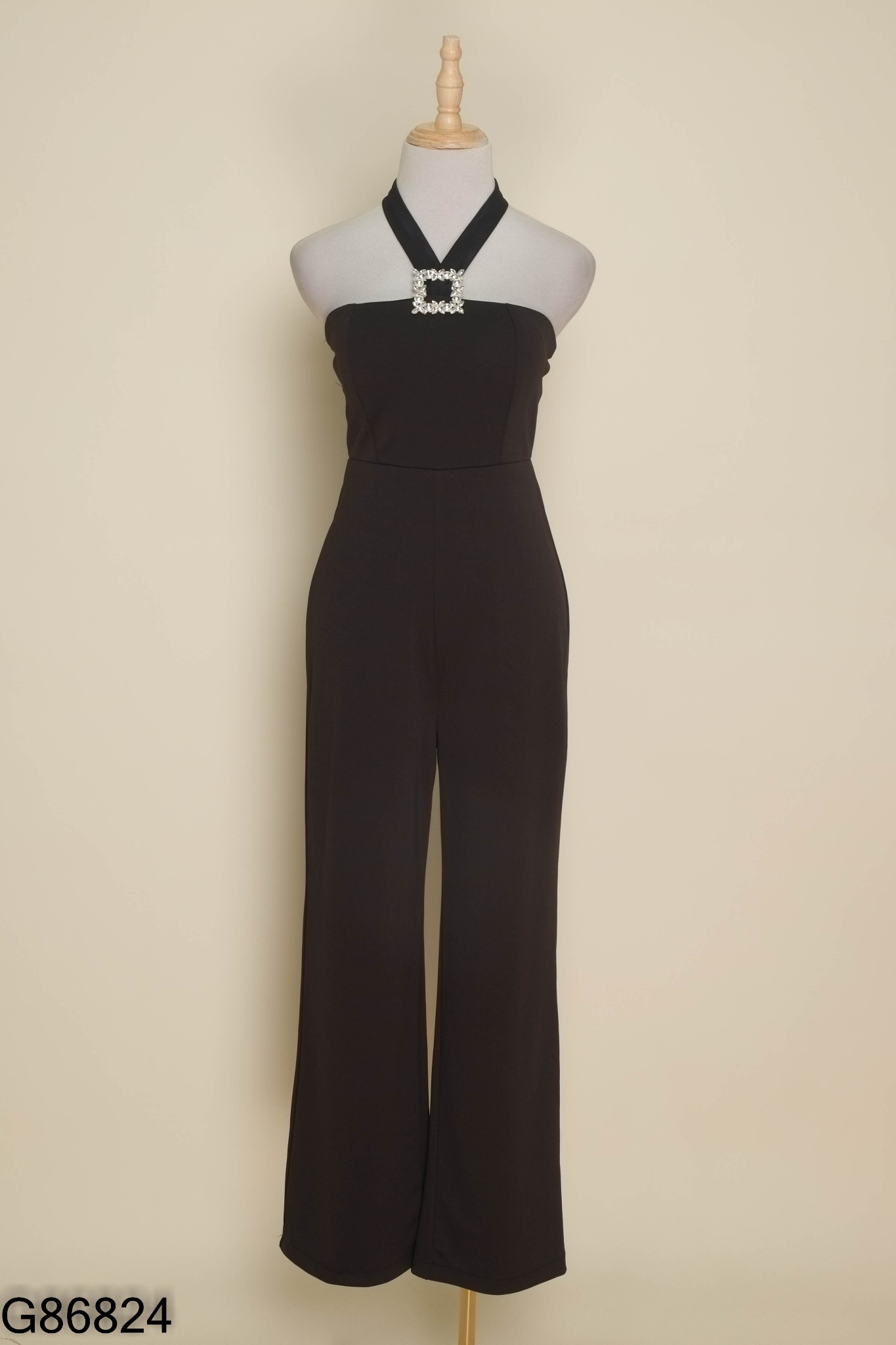 Jumpsuit đen đính đá