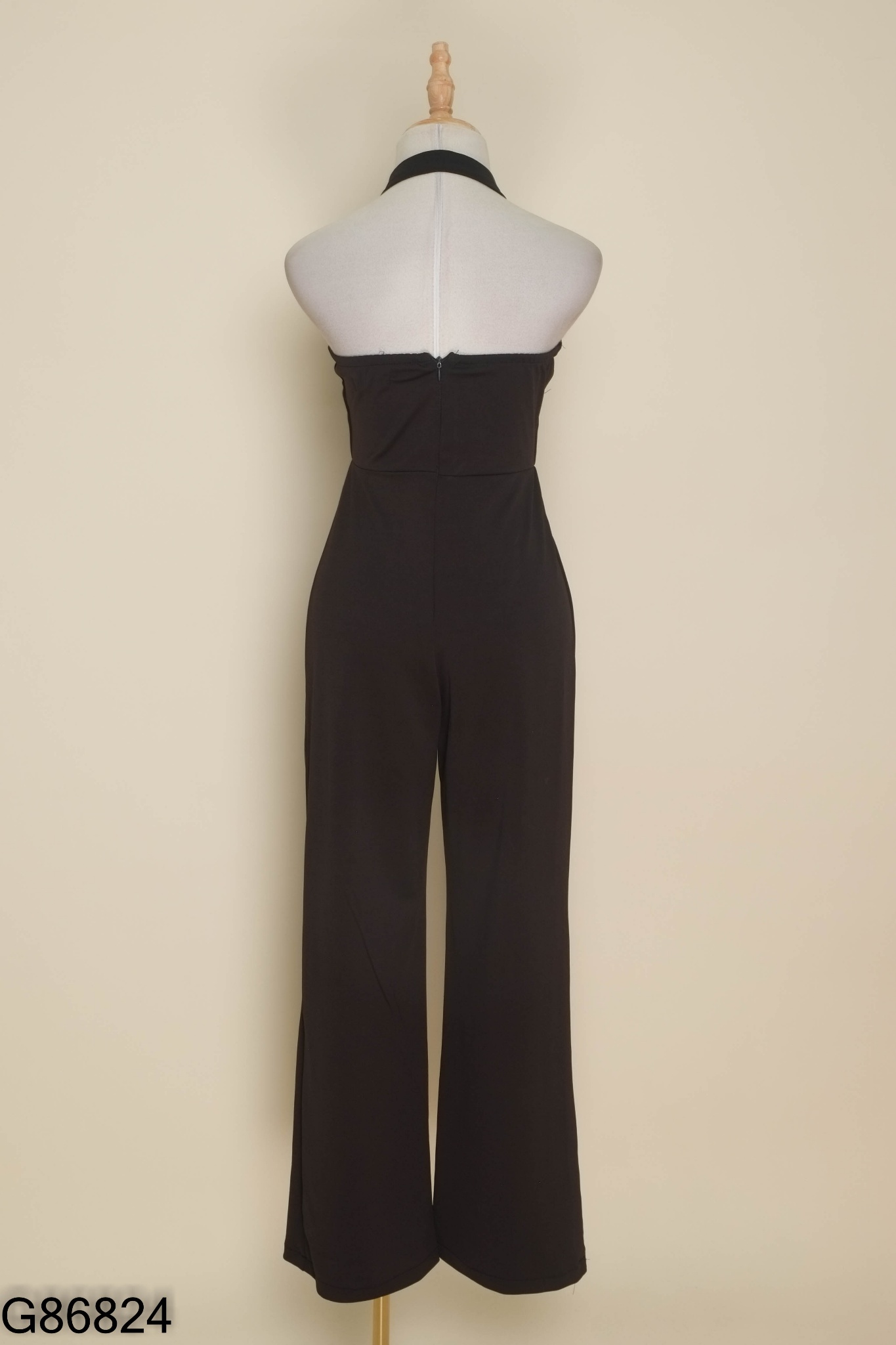 Jumpsuit đen đính đá