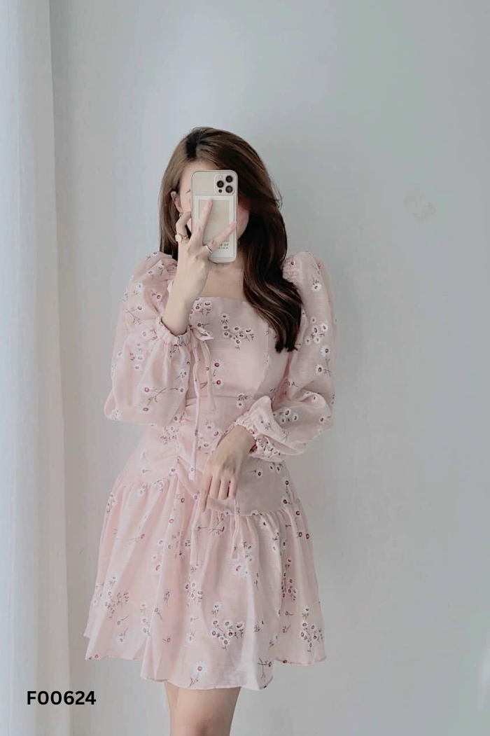 Váy hồng họa tiết hoa trắng