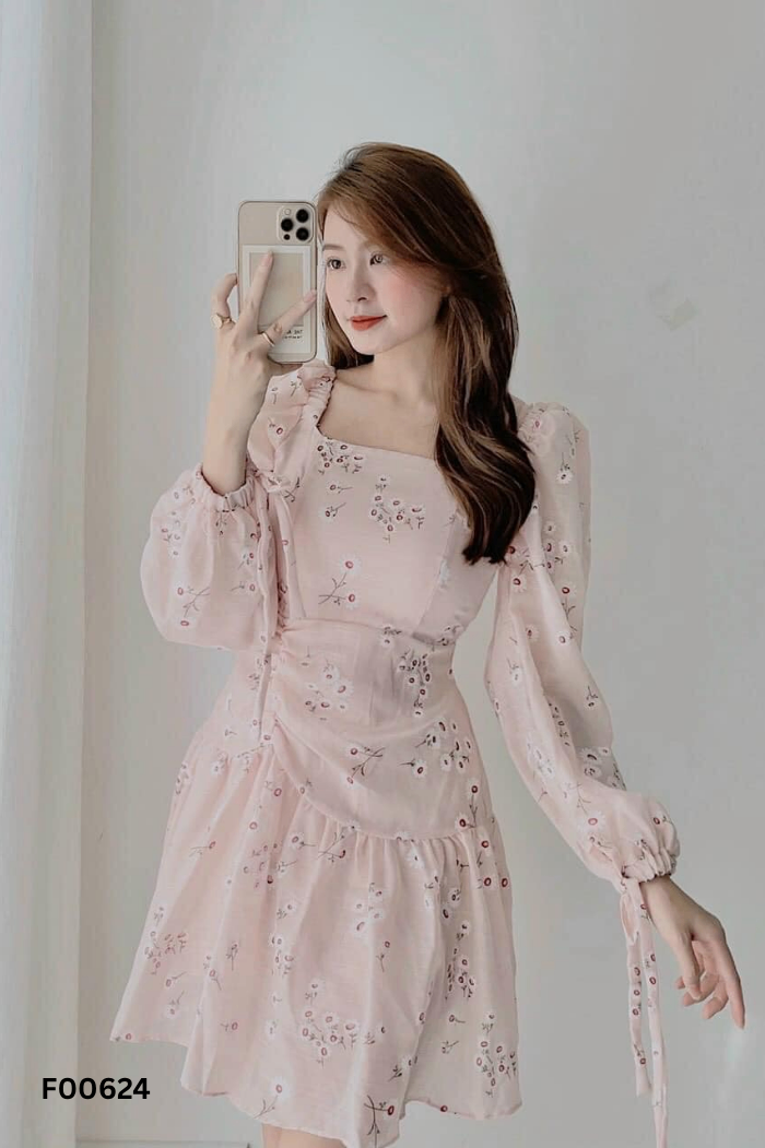 Váy hồng họa tiết hoa trắng