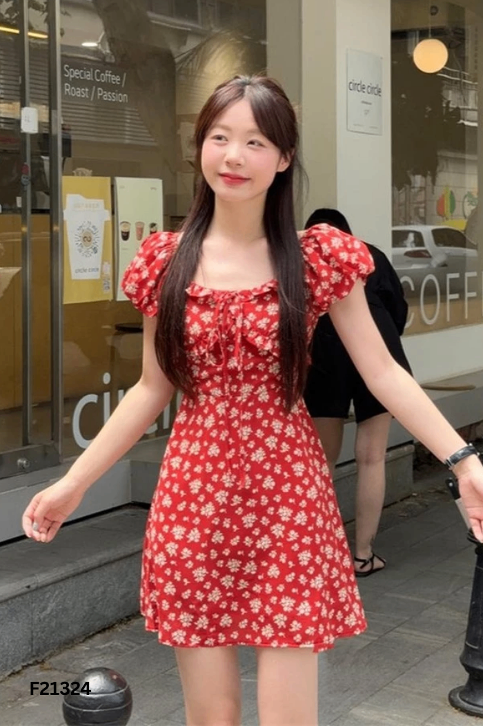 Váy đỏ họa tiết hoa trắng