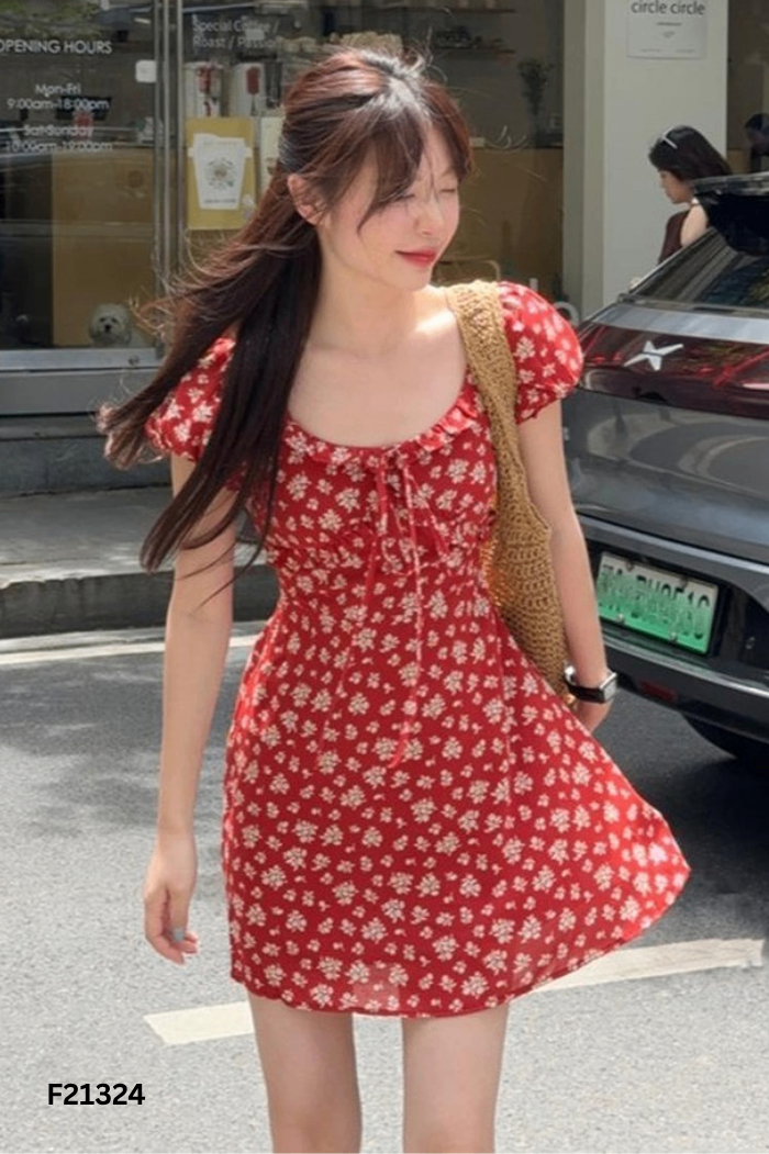 Váy đỏ họa tiết hoa trắng