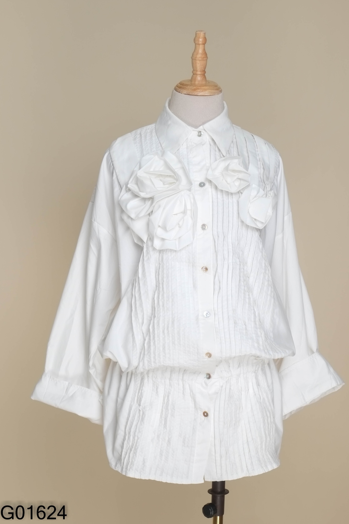 Set CHOU CHOU trắng áo váy + quần shorts