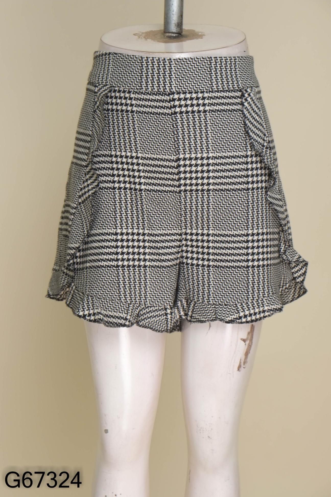 Quần shorts ZARA be họa tiết đen viền bèo