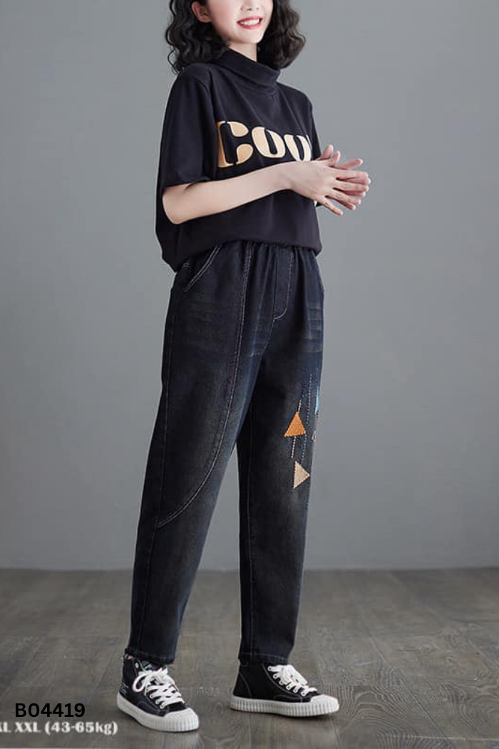 Quần jeans đen thêu hình