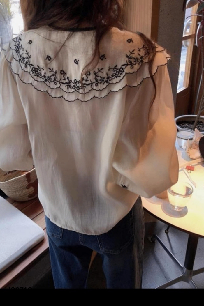 Áo sơ mi be cổ bèo ren đen
