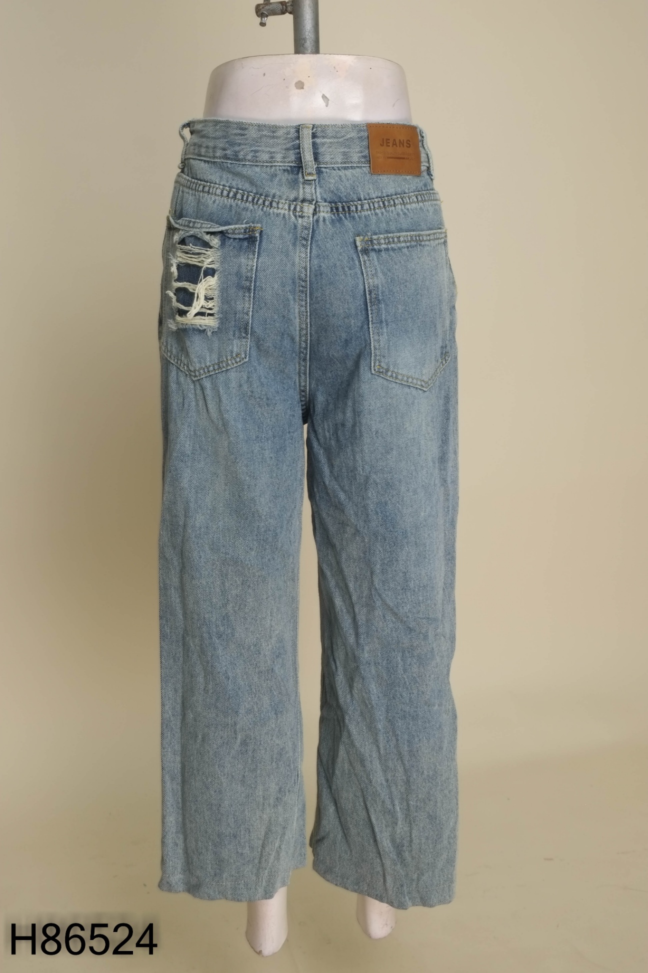 Quần jeans xanh túi rách