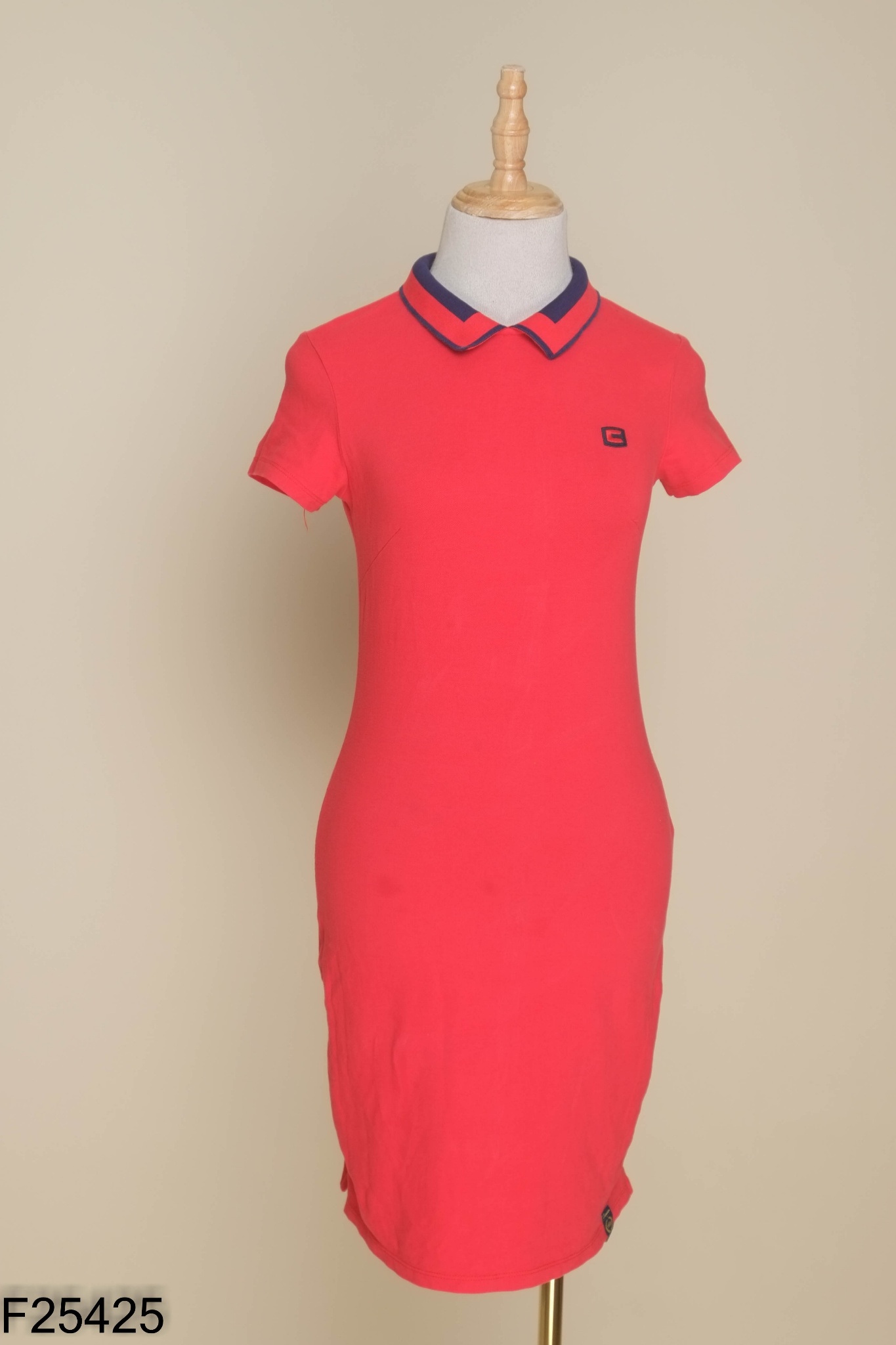 Váy polo đỏ cổ viền xanh