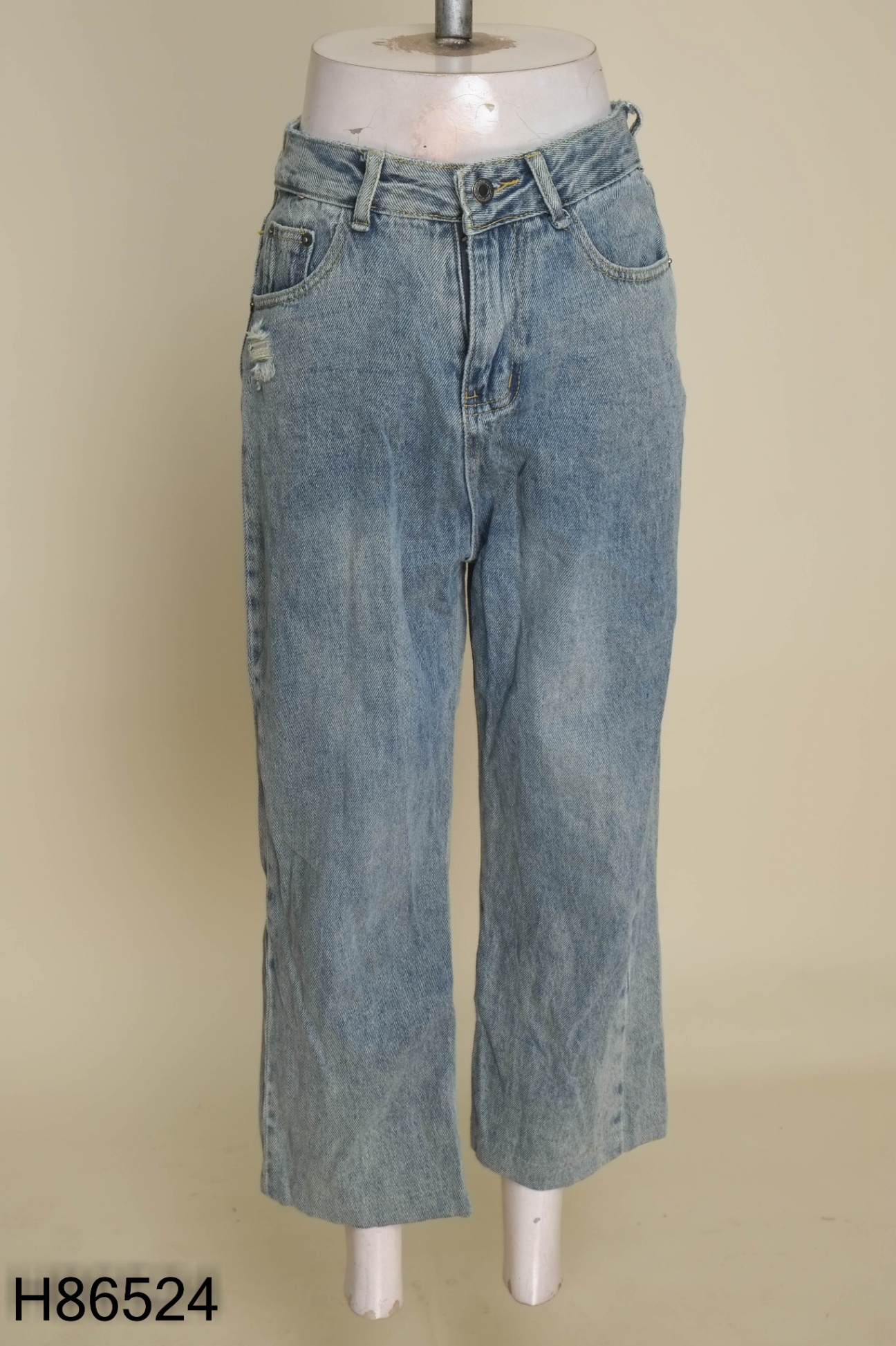 Quần jeans xanh túi rách