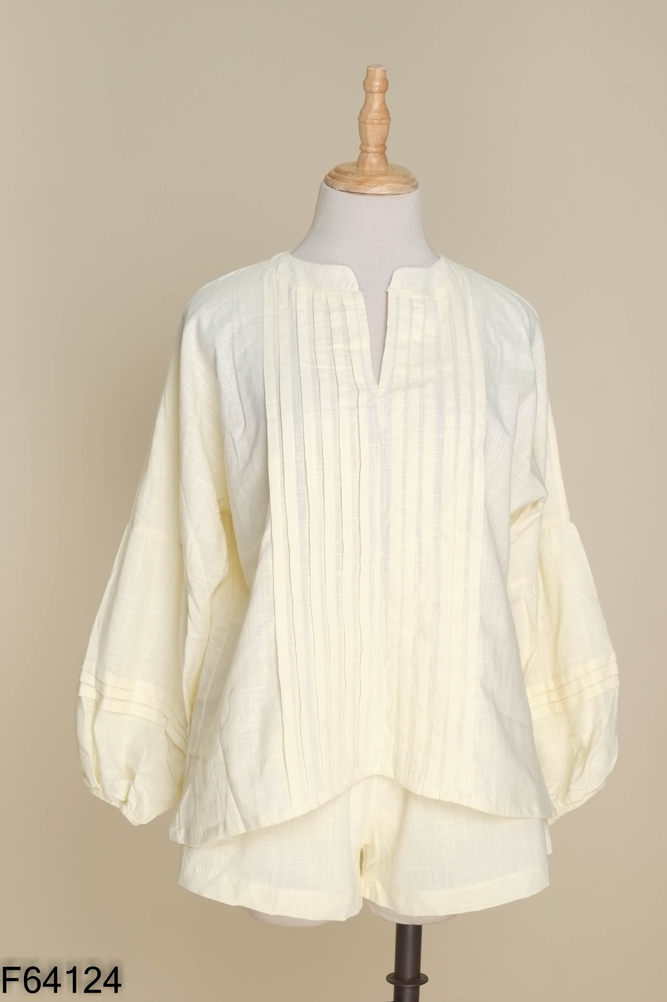 NEWTAG Set linen vàng áo kiểu + quần shorts