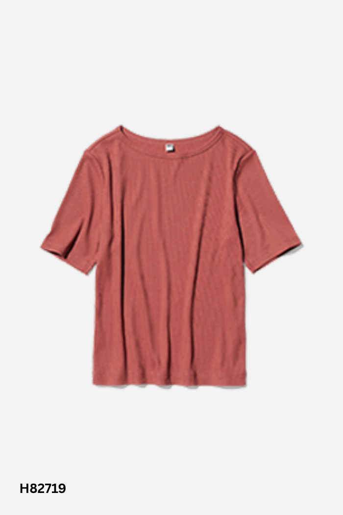 Áo UNIQLO đỏ mận