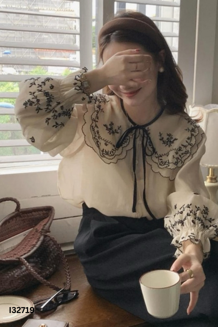 Áo sơ mi be cổ bèo ren đen